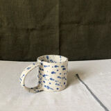 Tasse anse mouchetée bleue