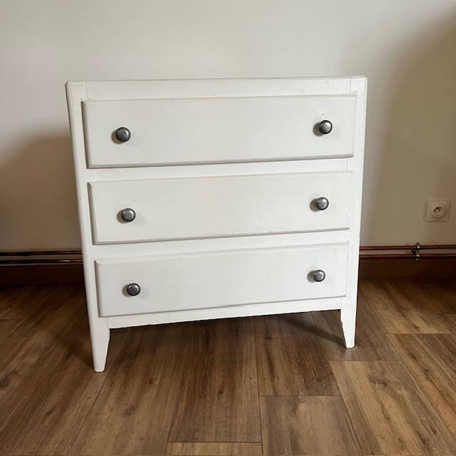 White chest of drawers