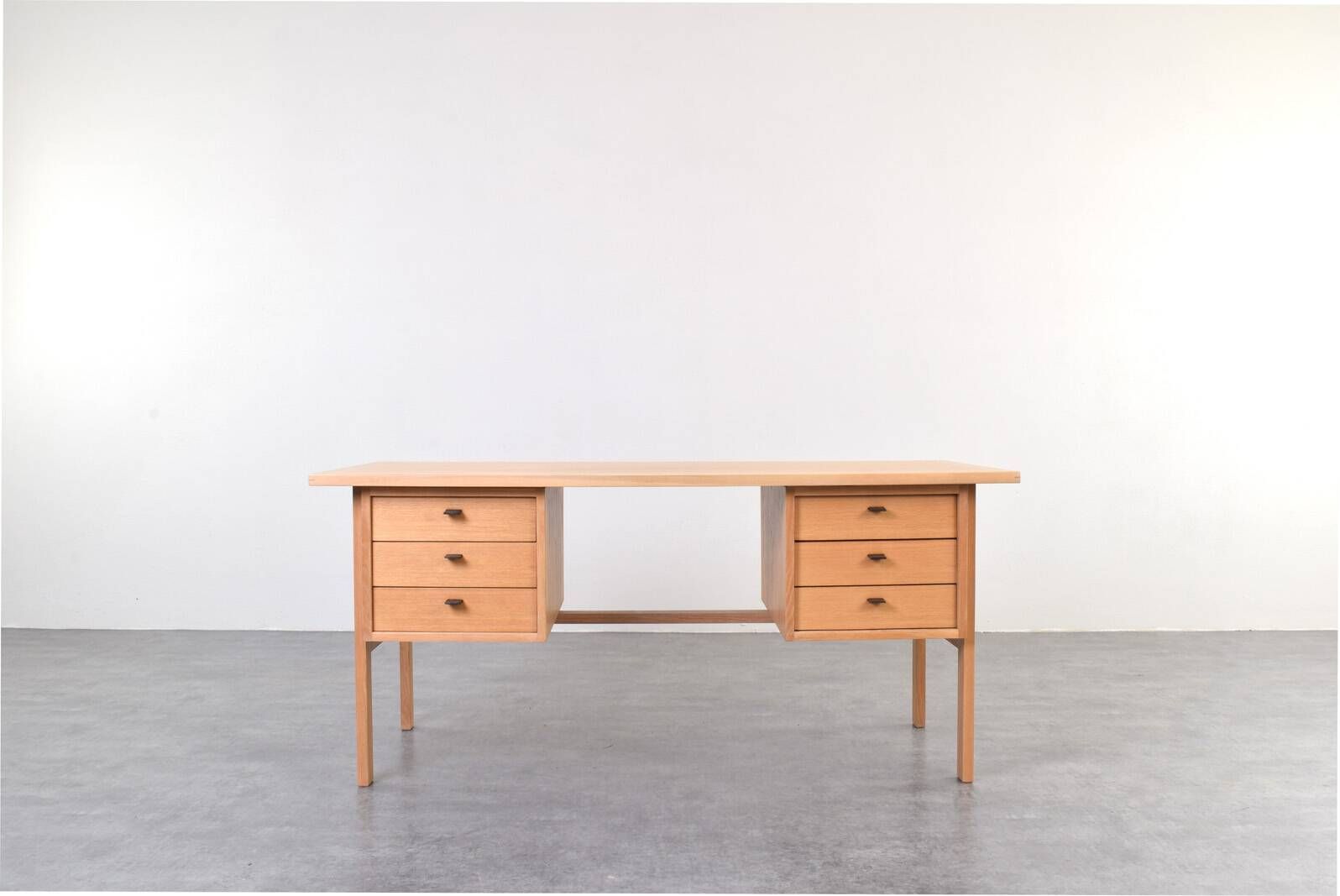 Mid-Century Oak Desk by Svend Åge Madsen for Sigurd Hansen, 1960s.
