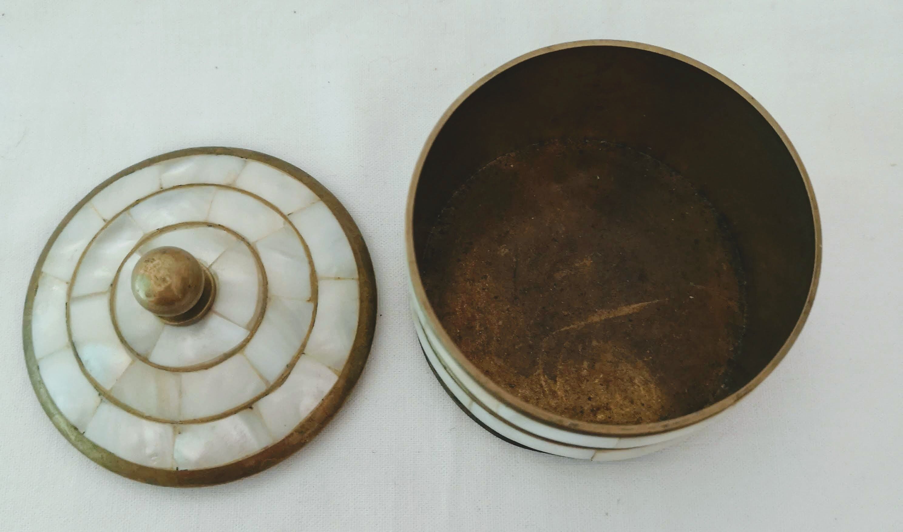 Round box in copper and mother-of-pearl