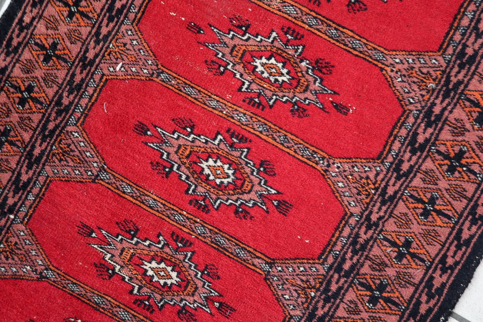 Tapis vintage ouzbek Bukhara fait main en laine – 62 x 106 cm – Années 1970