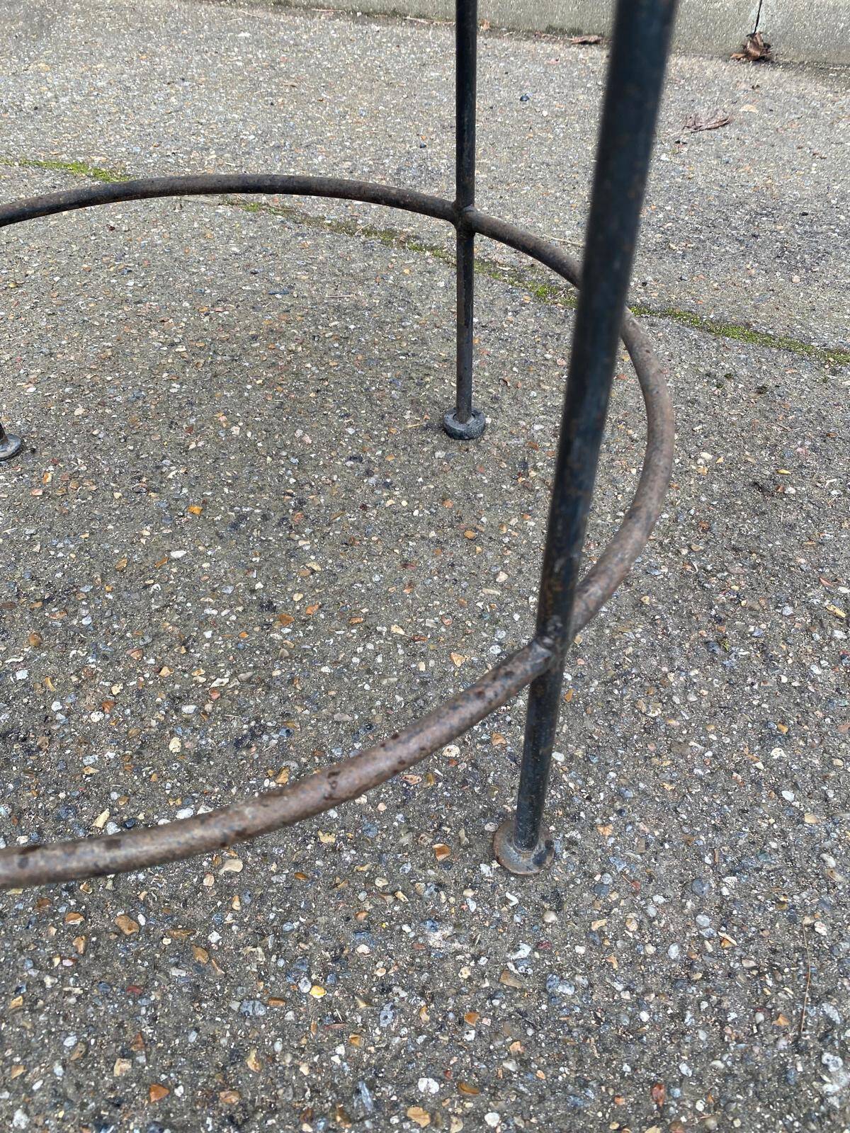 Round side table in woven straw and black steel