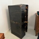 Travel trunk locker room