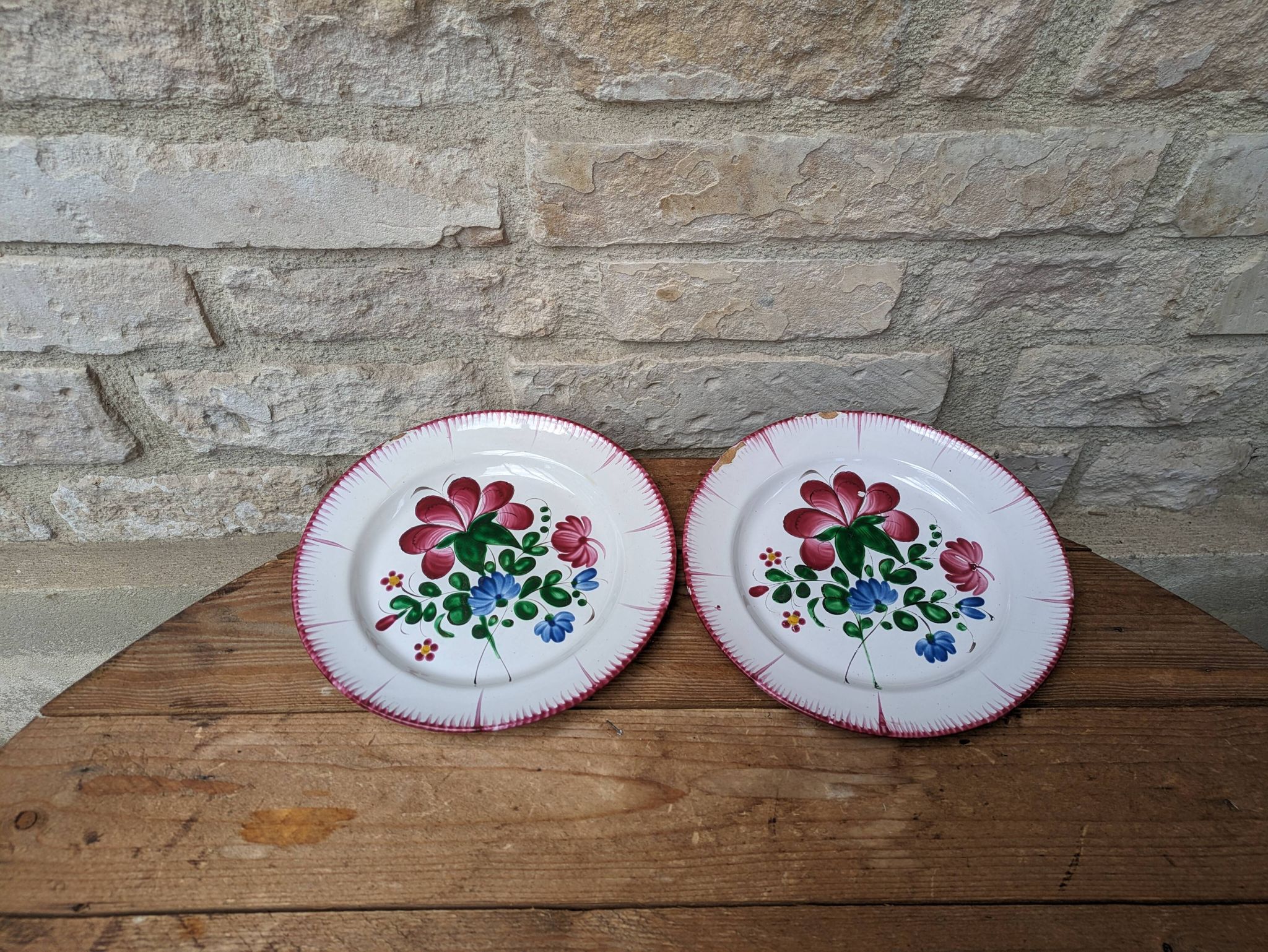 Ensemble de 2 anciennes assiettes décor bouquet de fleurs