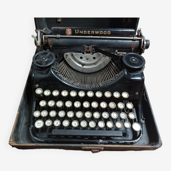 Old portable underwood typewriter