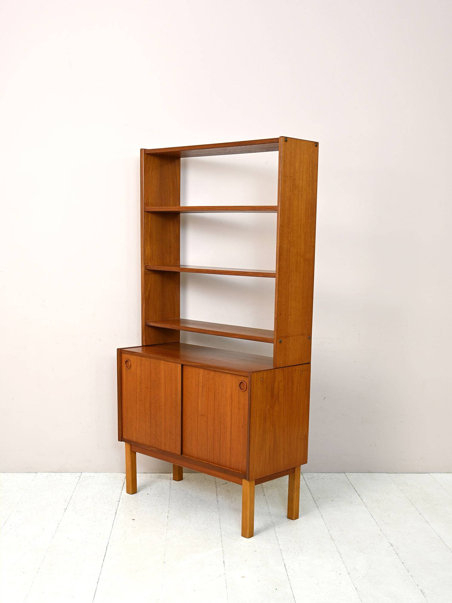 Bibliothèque scandinave avec armoire