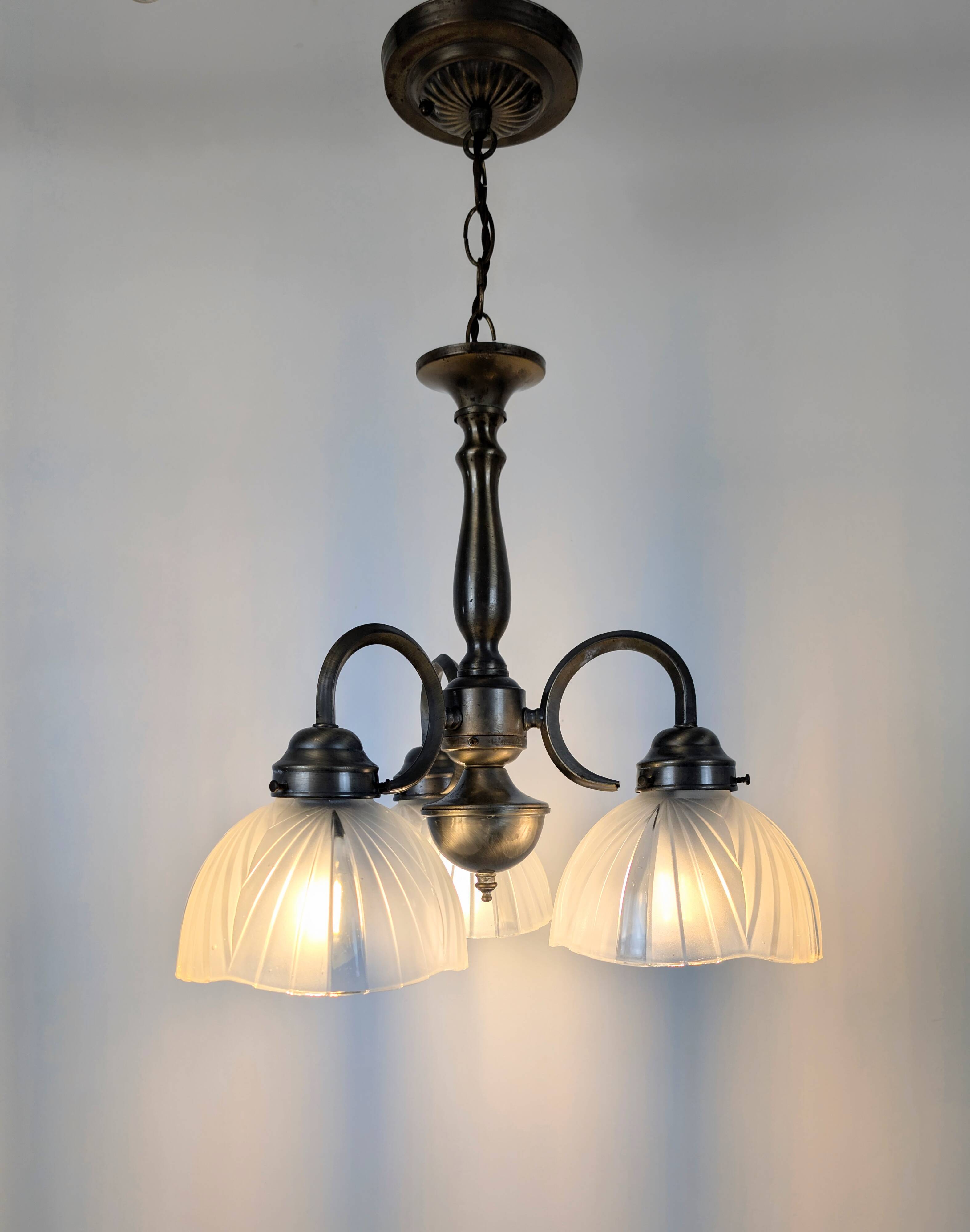 Antique Art Deco chandelier with 3 arms in patinated metal and ribbed glass.