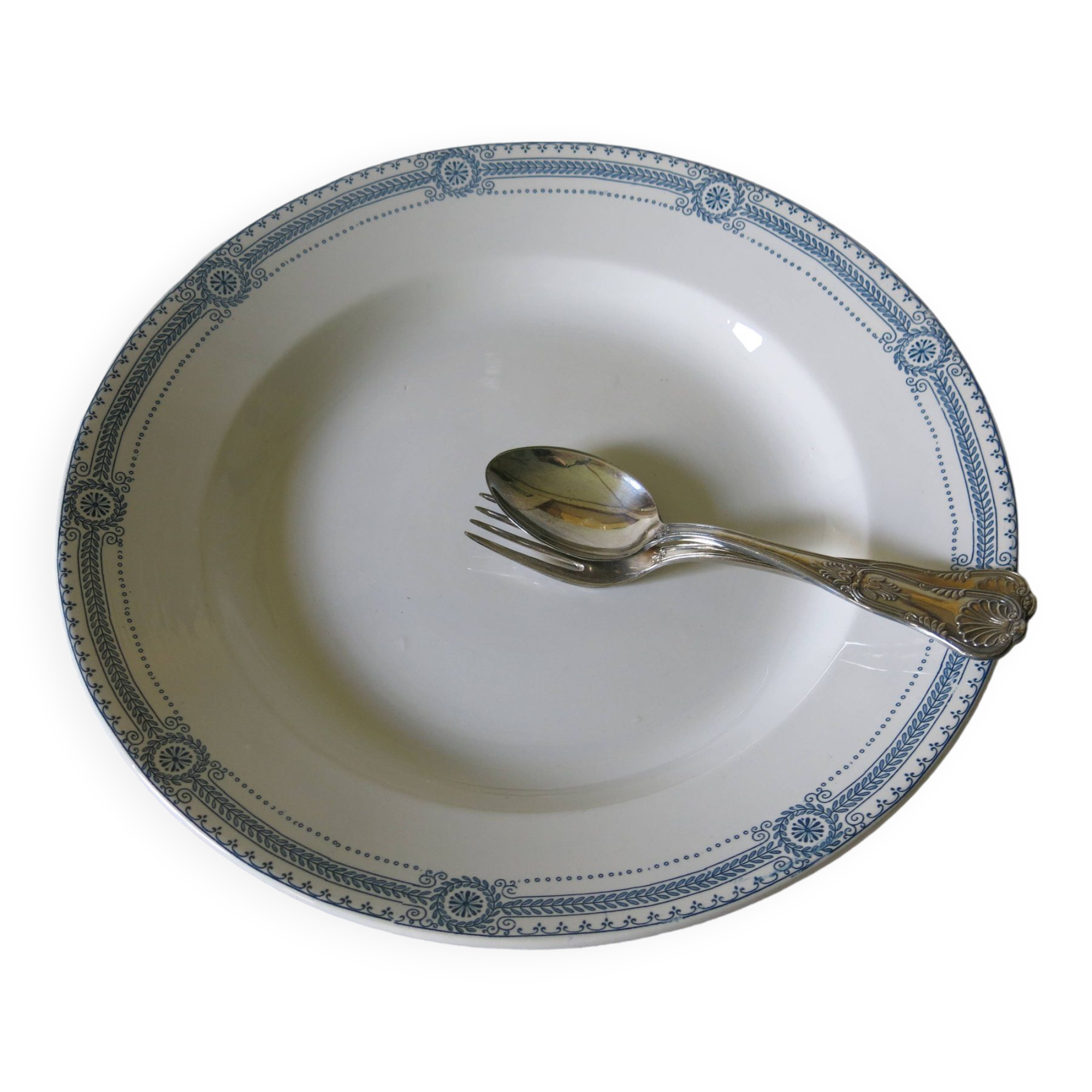 Très joli plat de service ancien de chez Sarreguemines modèle "Carlina " en bon état