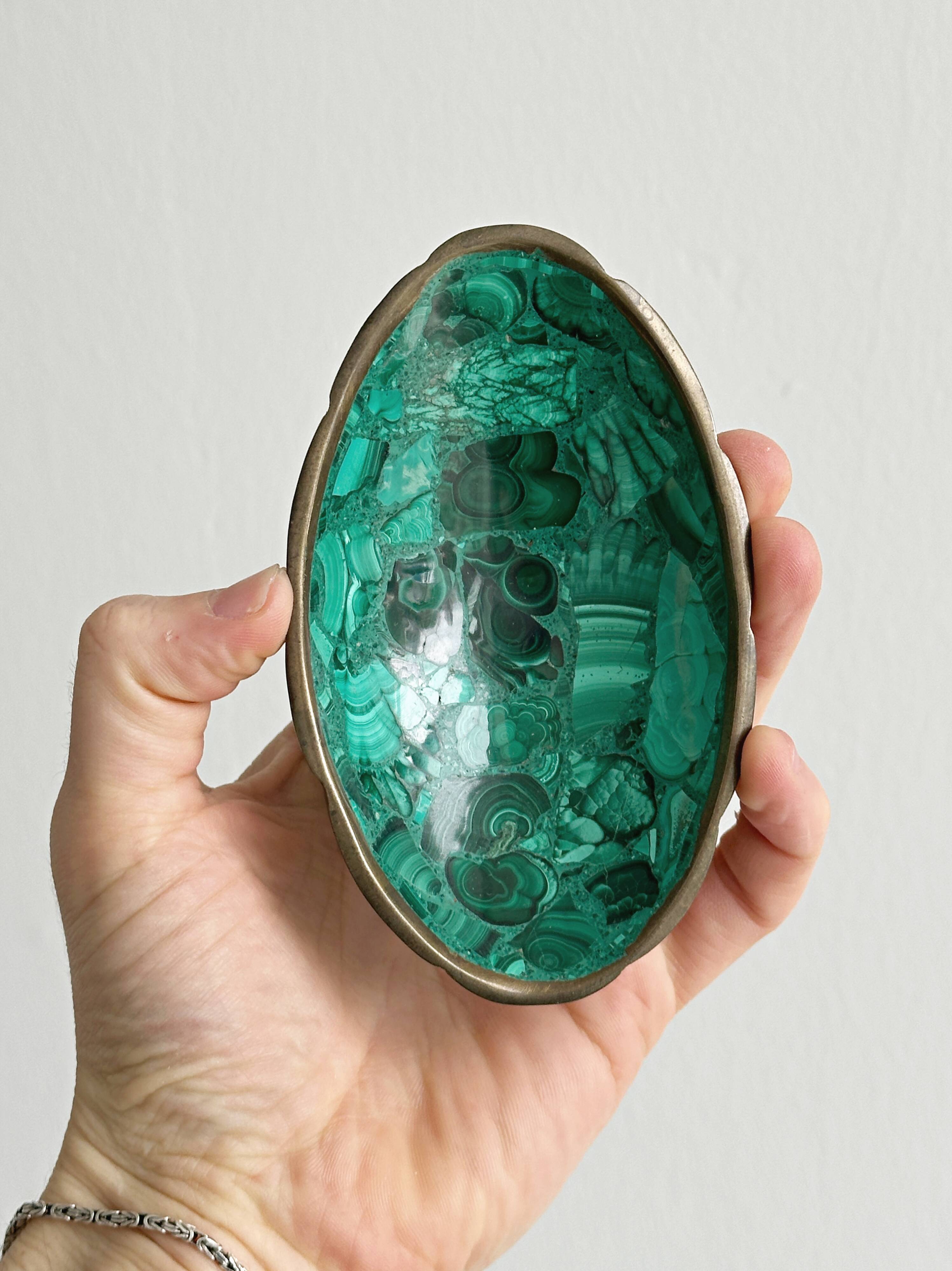 Mini bowls in malachite for jewellery or rings.