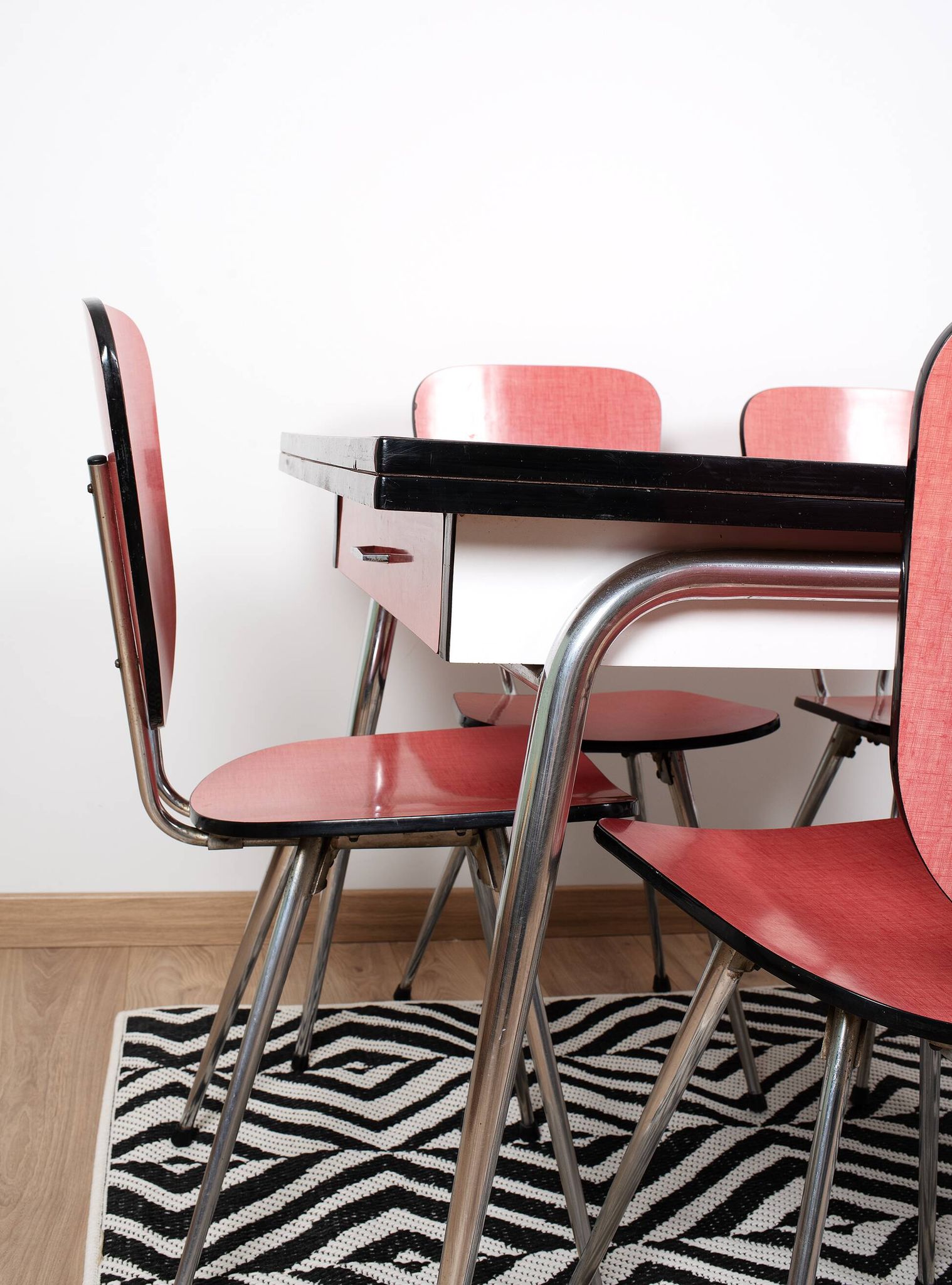 Extendable table and 6 chairs in Formica and stainless steel, brand FURANIA EUROPALU