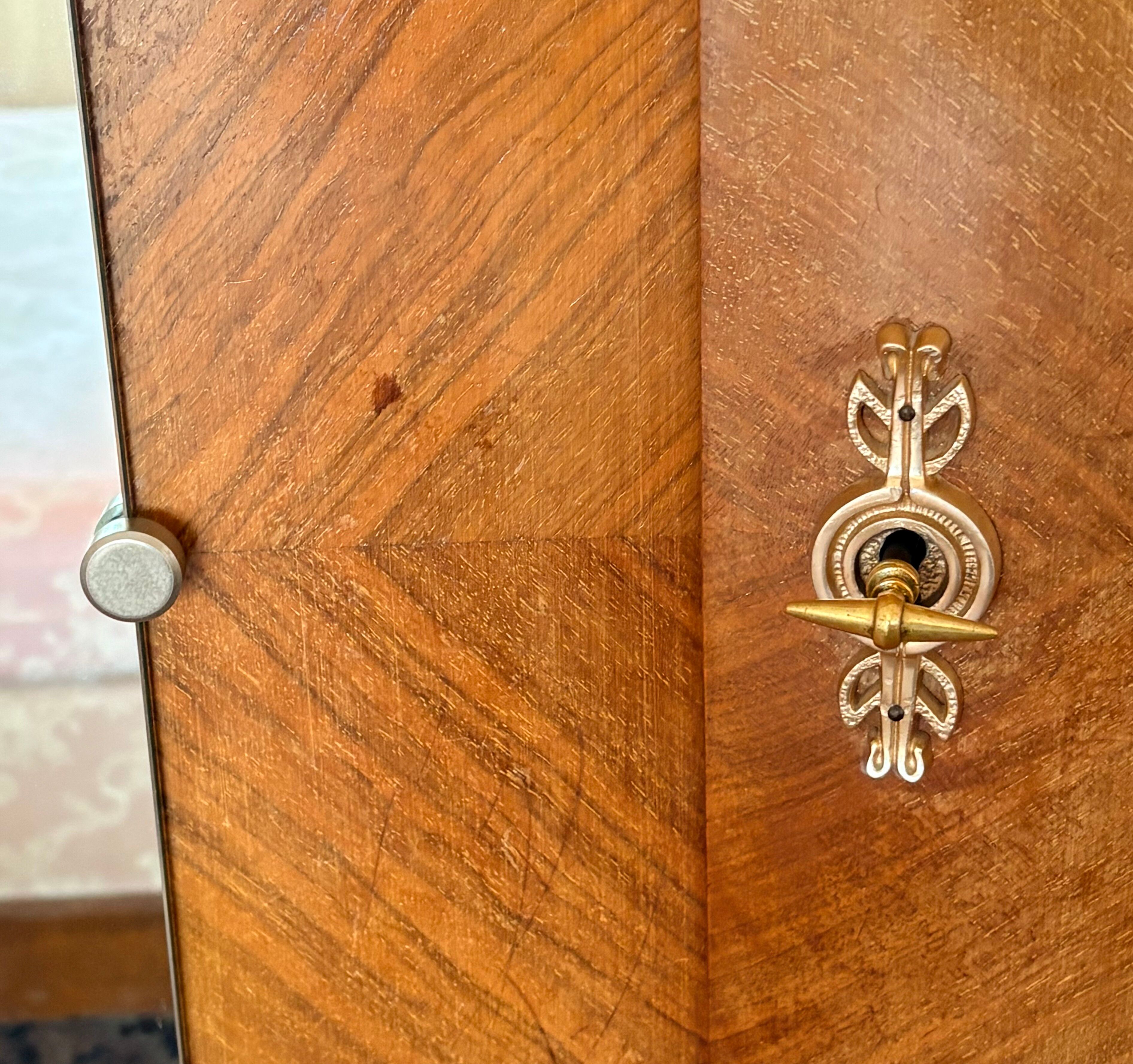 Grande armoire vintage en loupe de noyer - style Art Déco