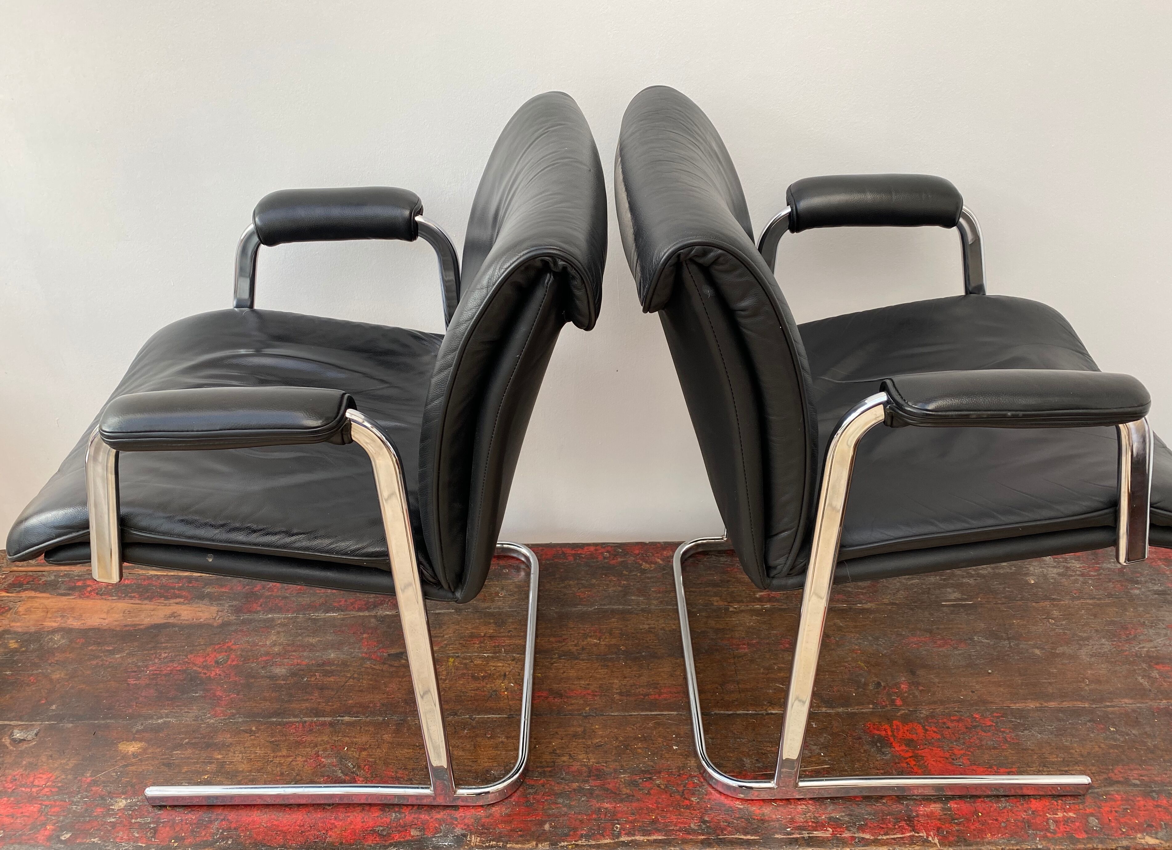 Paire de chaises de bureau en cuir noir par Boss Design