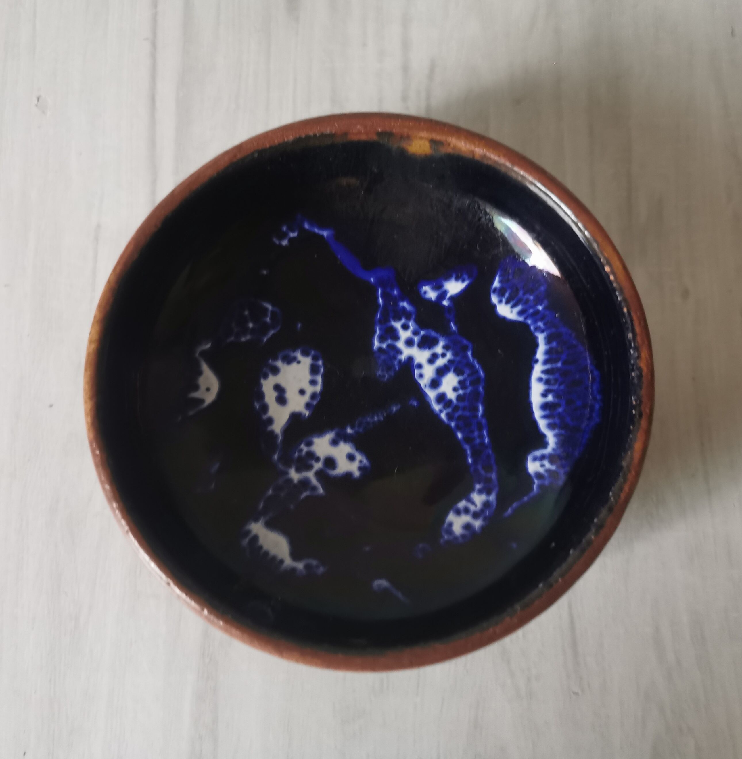 Salad bowl and enamelled sandstone cups