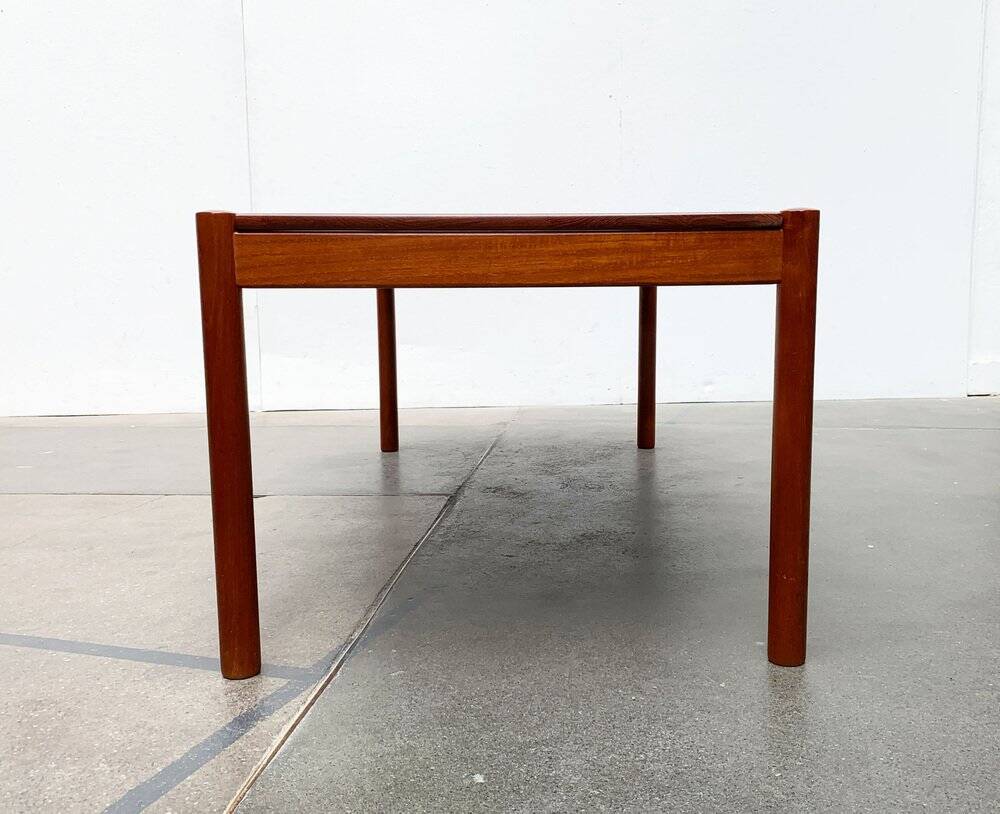Table basse danoise du milieu du siècle en teck massif de Magnus Olesen, années 1960