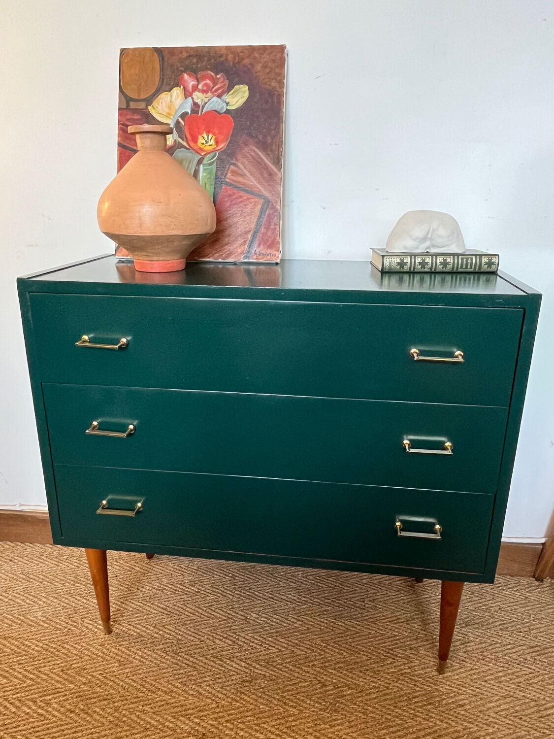 Commode vintage verte poignées dorées et pieds fuseaux
