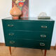 Commode vintage verte poignées dorées et pieds fuseaux