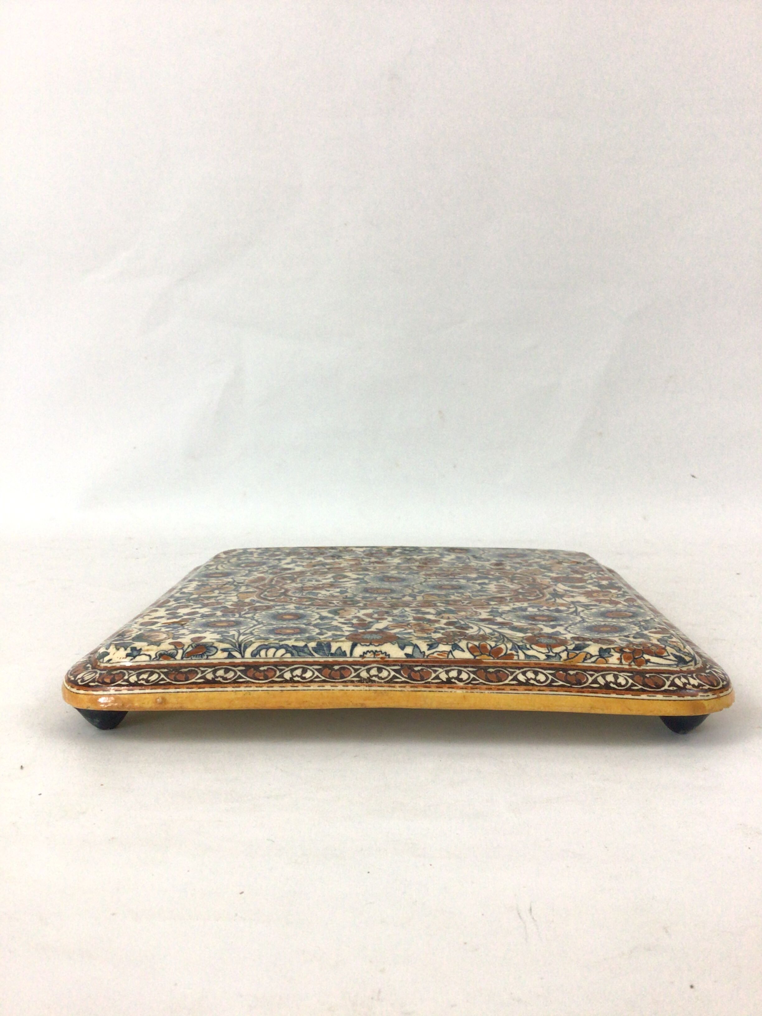 Dessous plat en Gien 1876