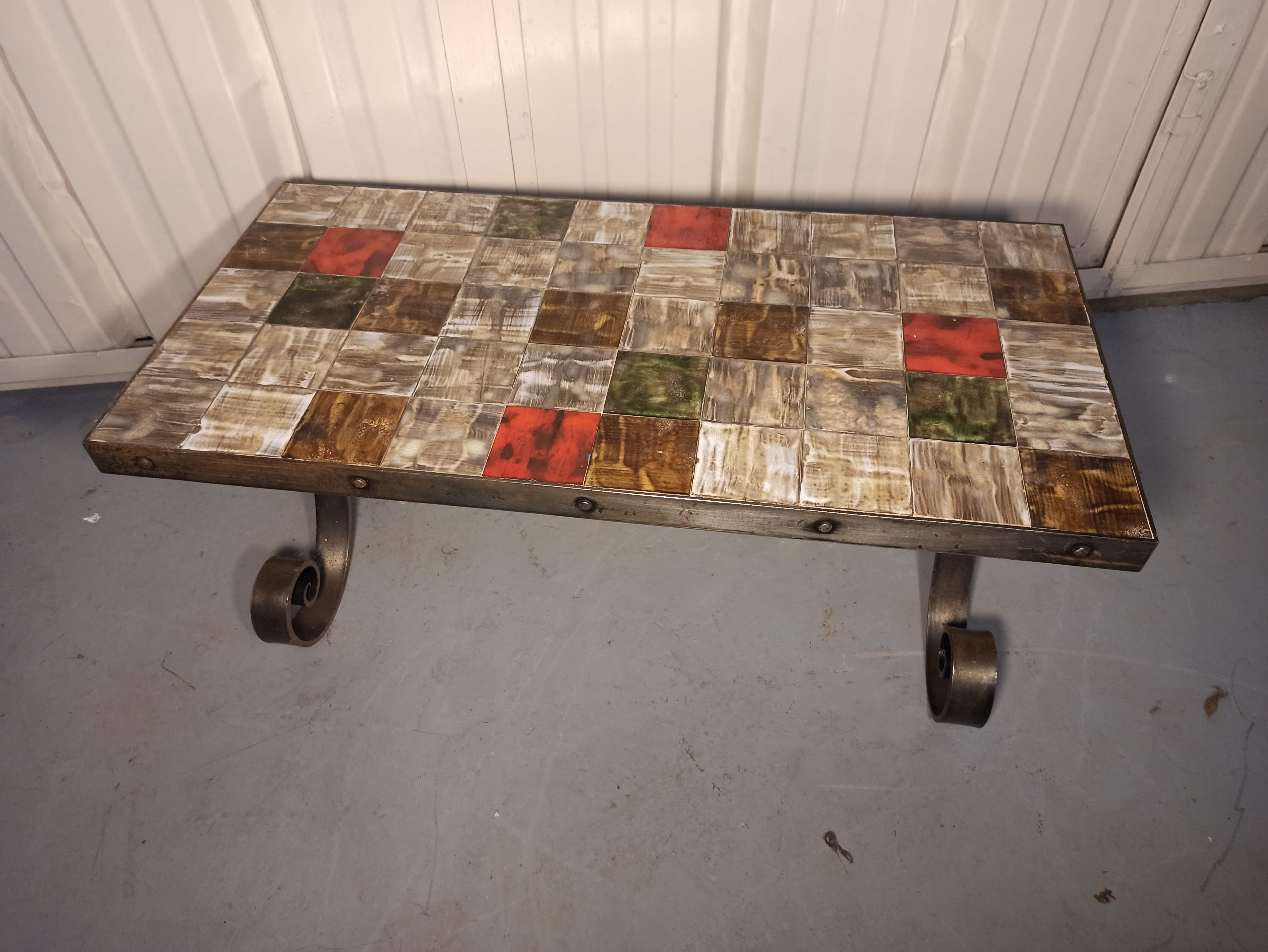 Base table in wrought iron thicken and tiled floor