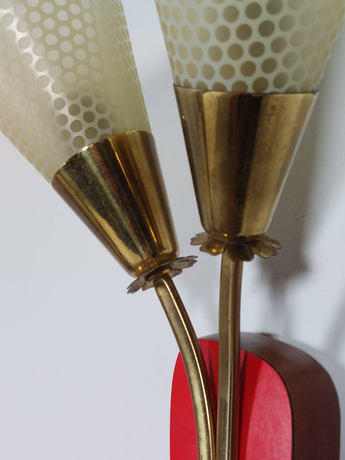 Vintage wall lamp from the 1950s in brass with flower decoration.