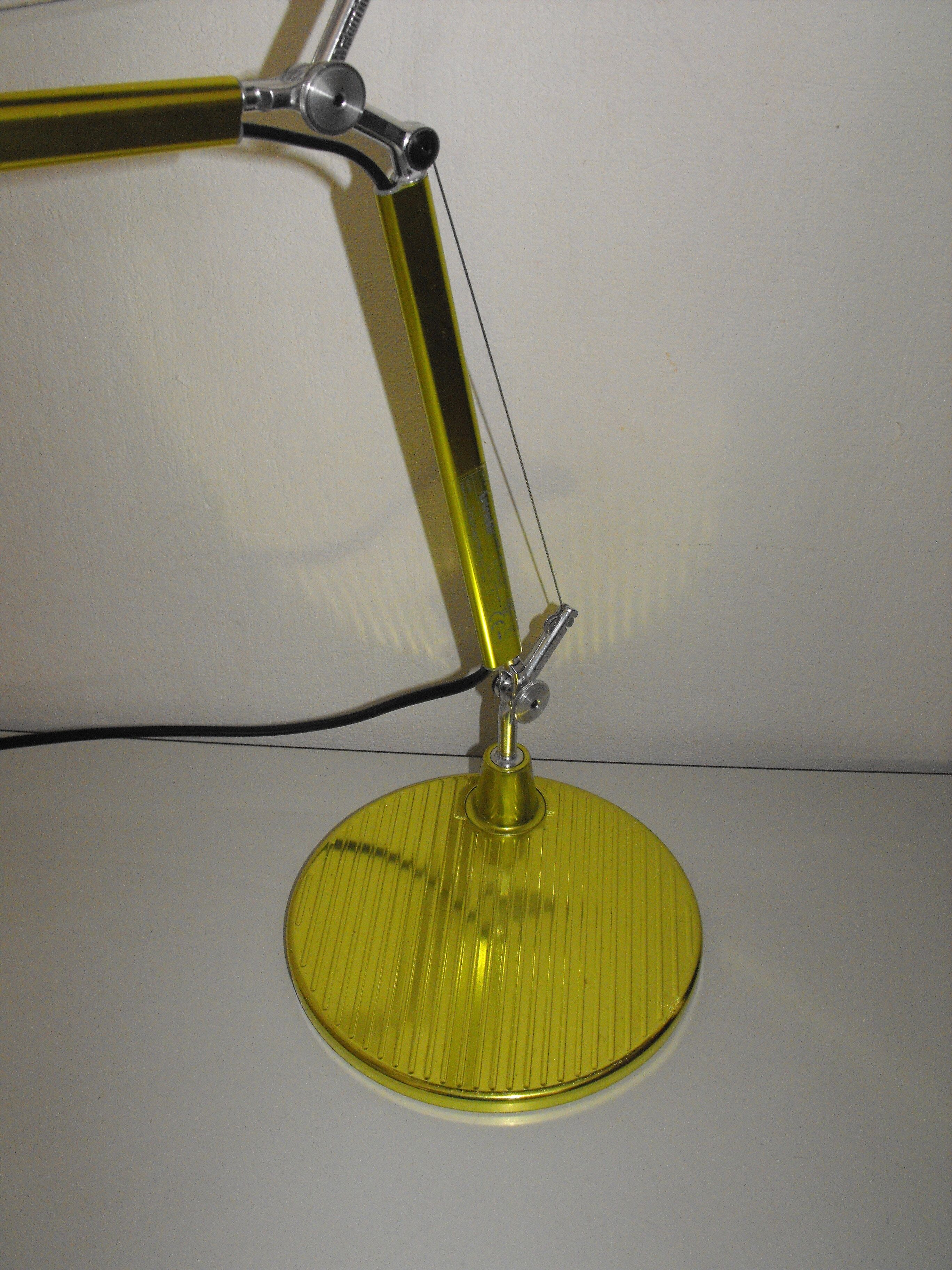 Artemide desktop lamp model toloméo micro .