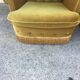 Paire de fauteuils en velours capitonnés
