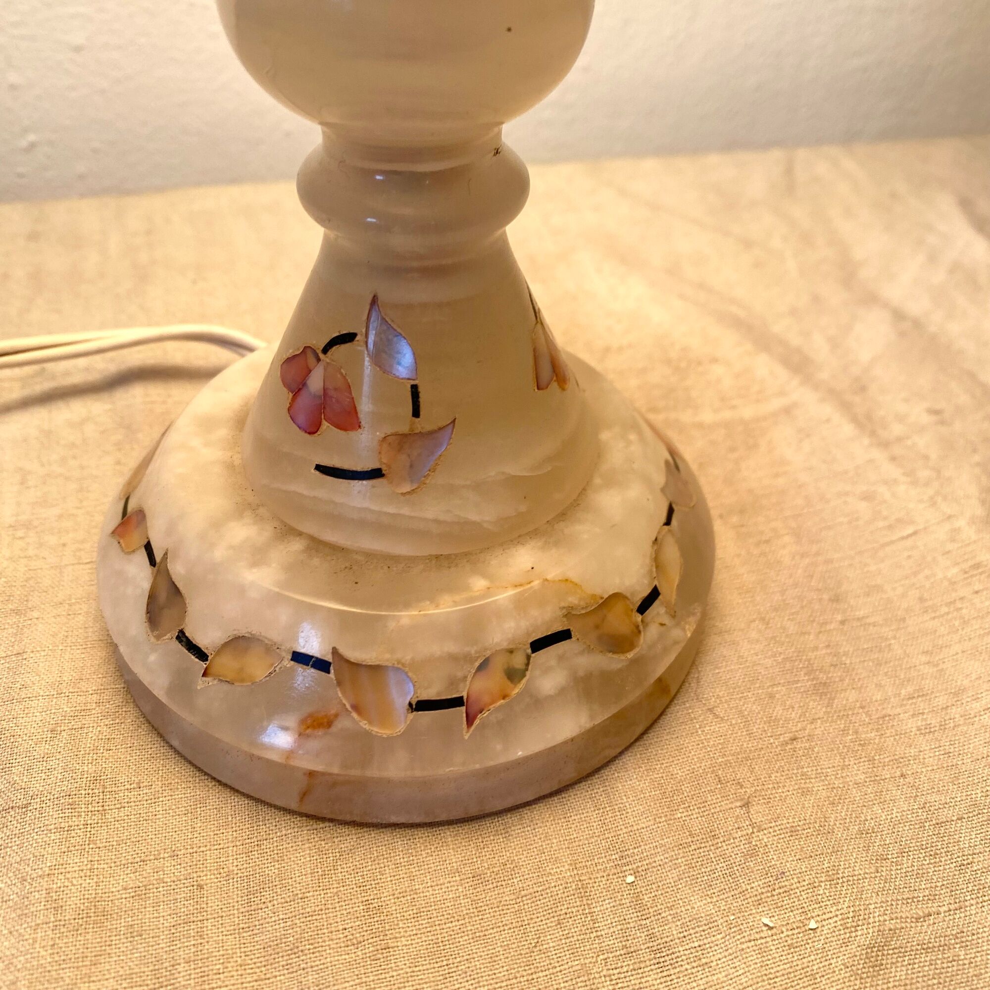 Vintage lamp in alabaster and mother-of-pearl