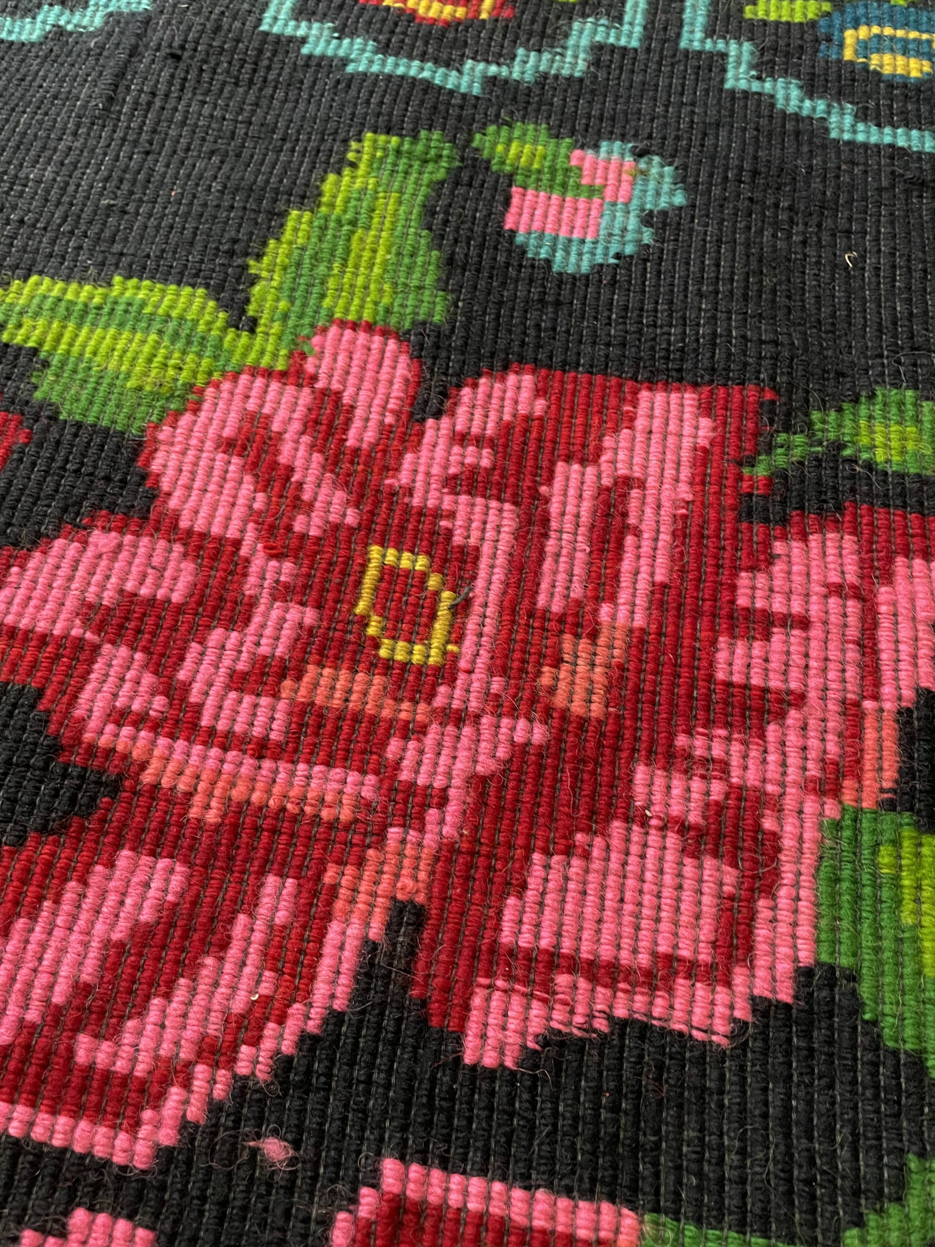 Tapis en laine roumaine tissé à la main avec fleurs roses sur fond noir