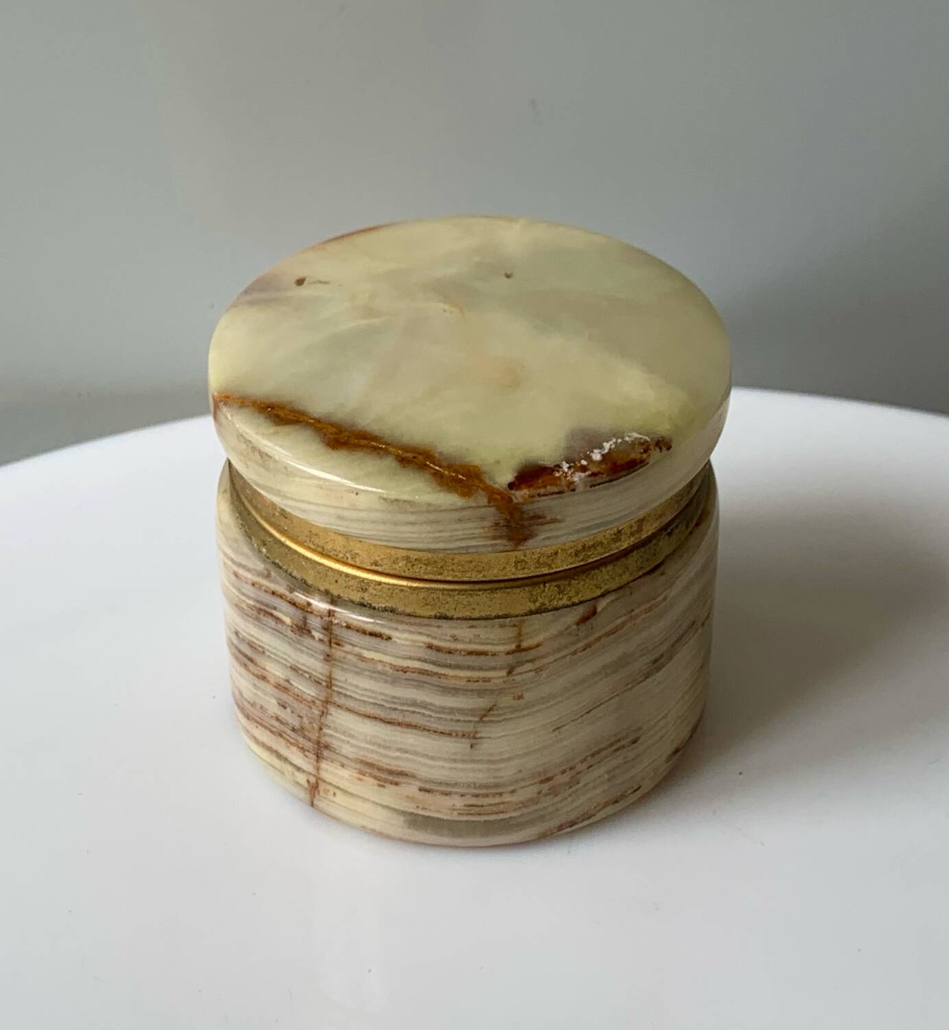 Ancienne boîte ronde onyx laiton vintage