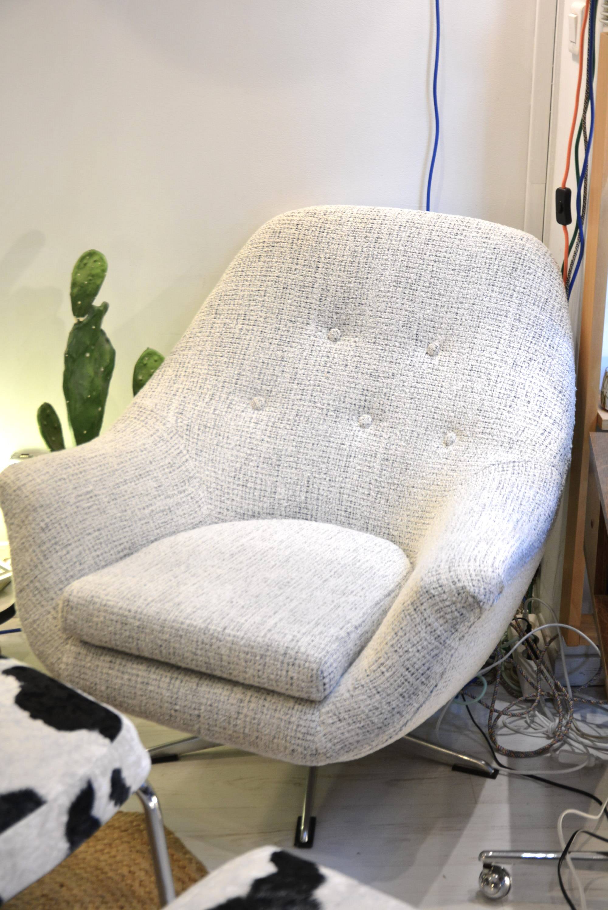 Swivel shell armchair