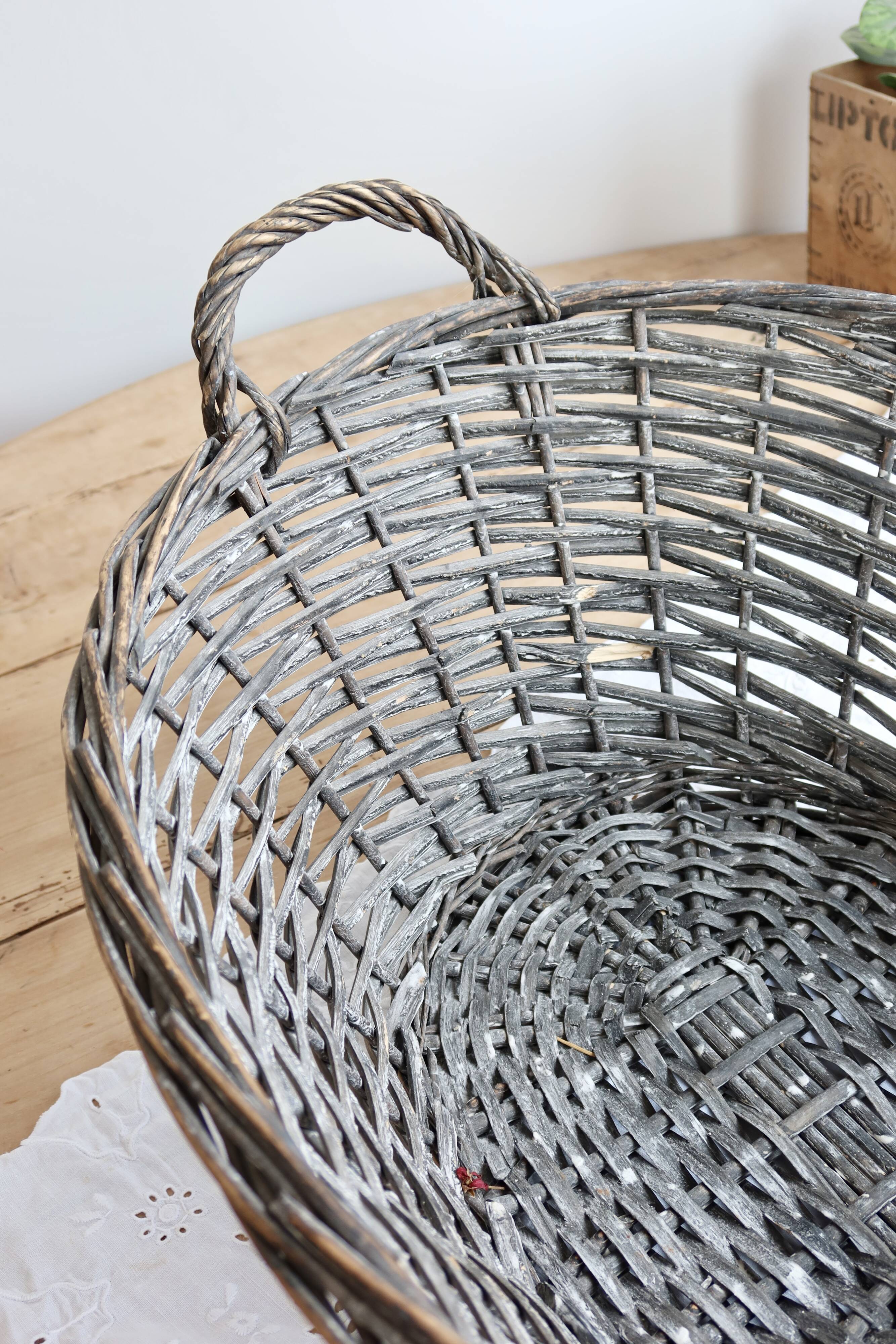 Grand panier vintage en osier tressé à doubles anses