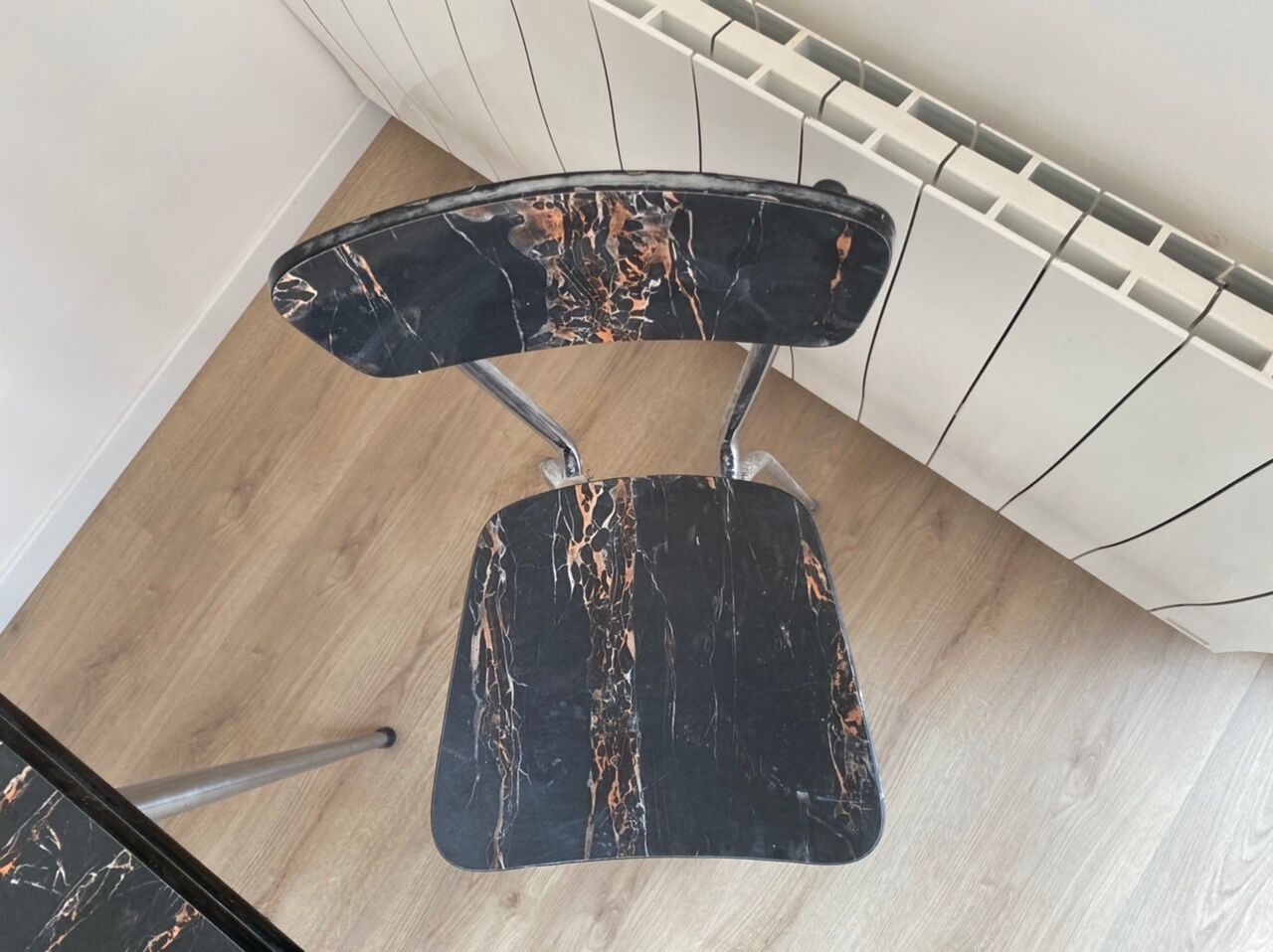 Extendable table + 4 marbled formica chairs