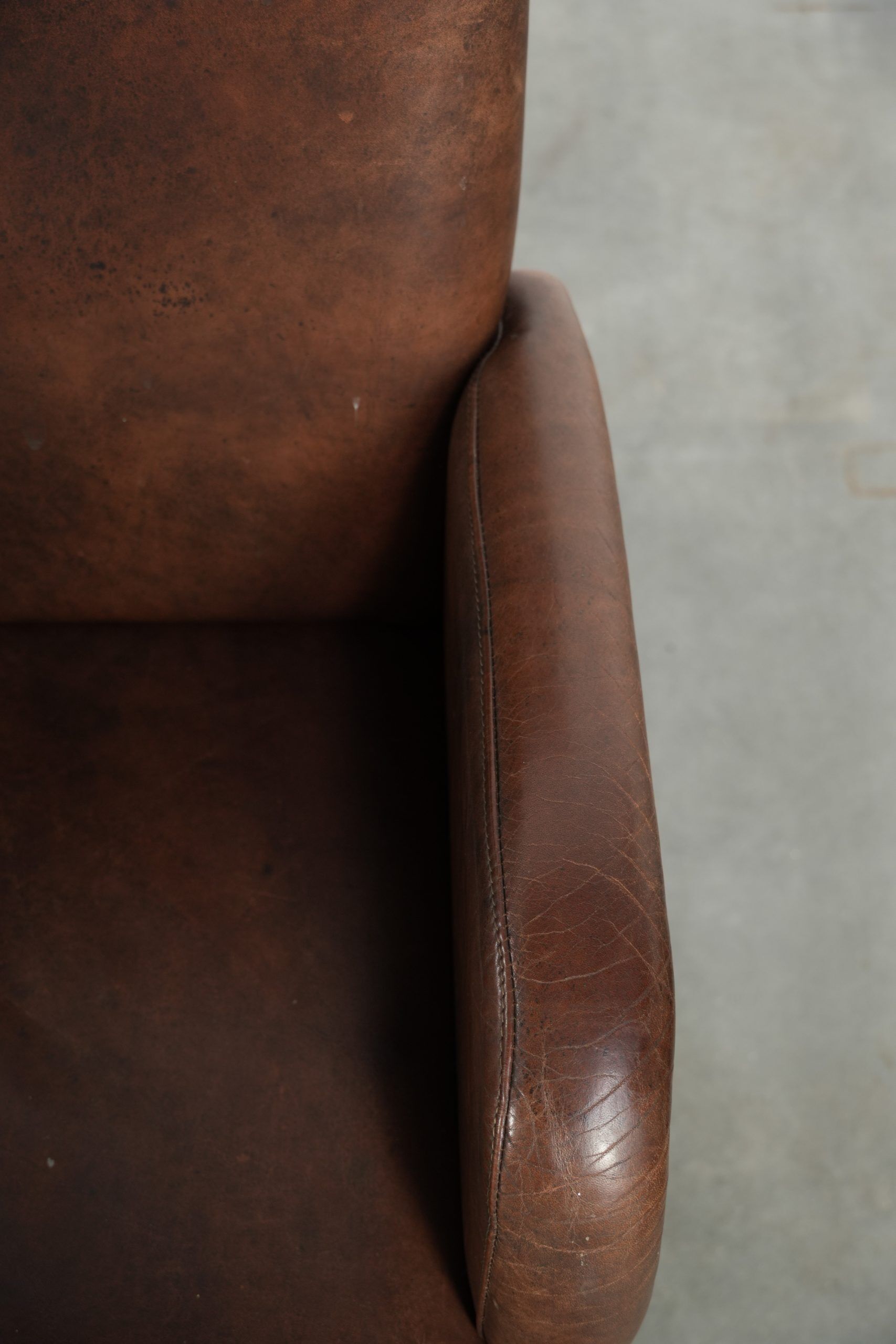 Set of 4 nicely finished dining chairs/side chairs with armrests made of cowhide leather