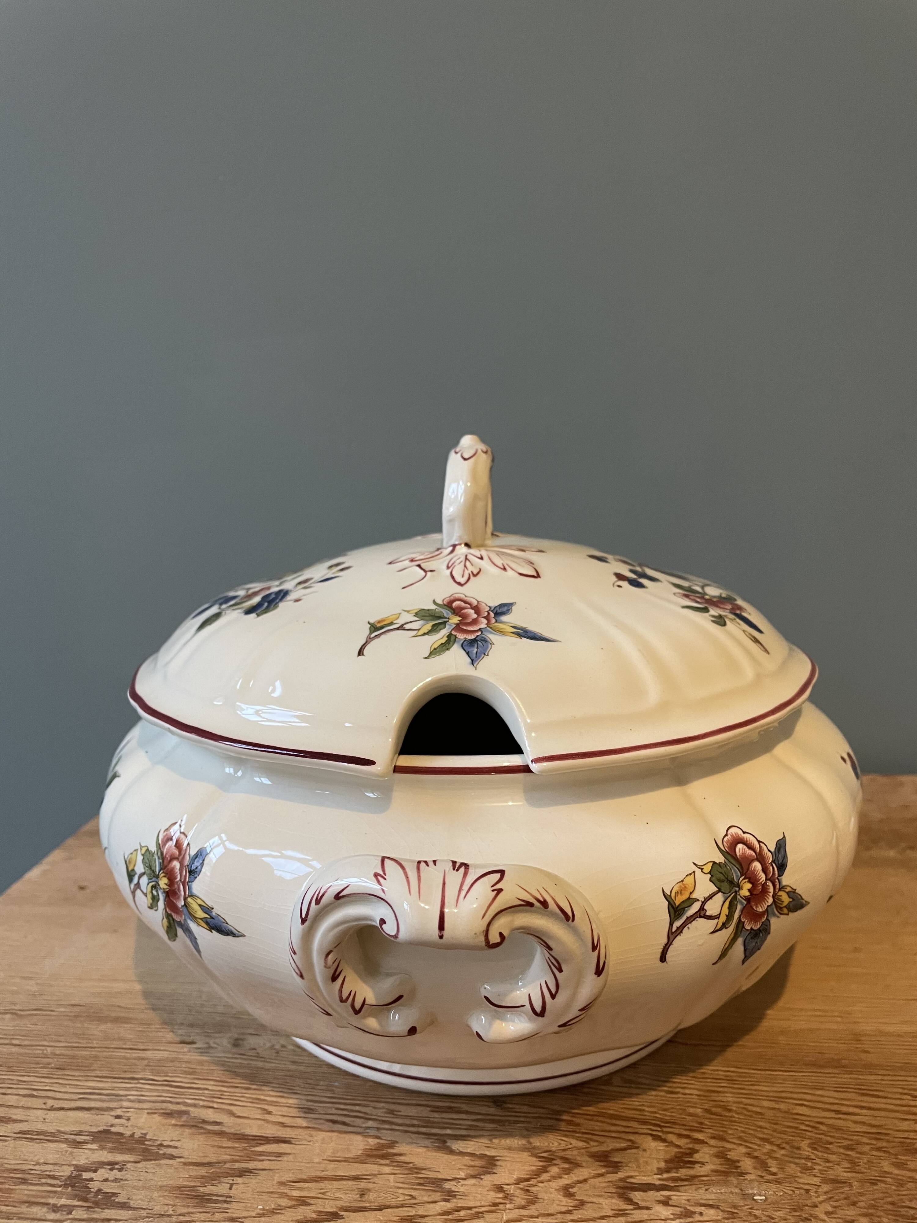 Old soup pot Villeroy and Boch Mettlach, Phoenix model