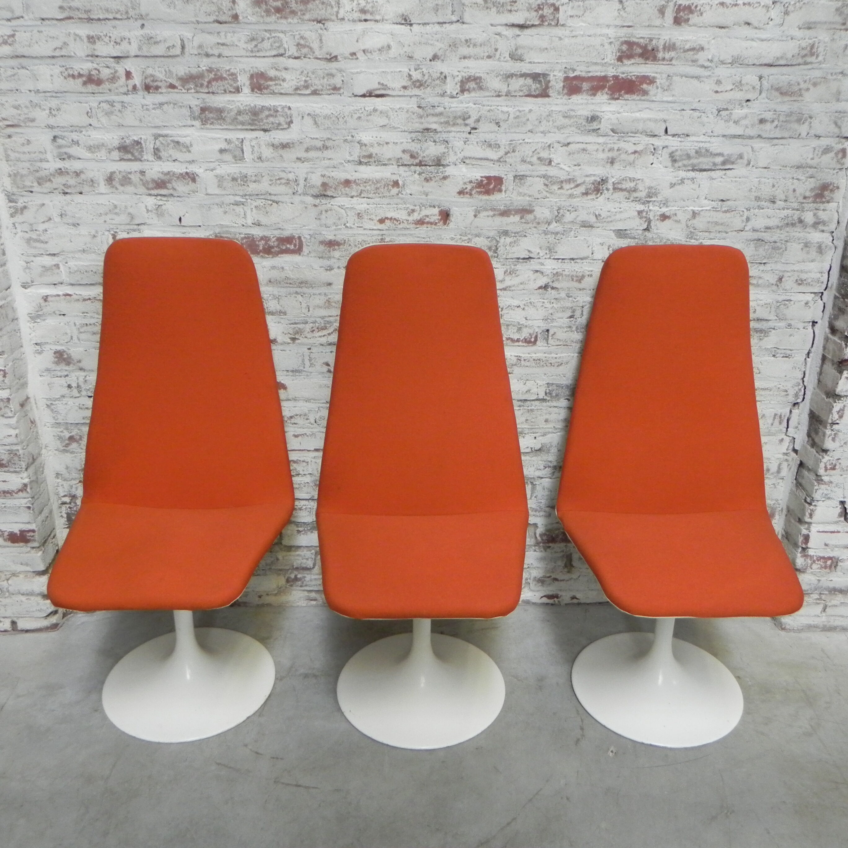 3 Vintage swivel tulip chairs