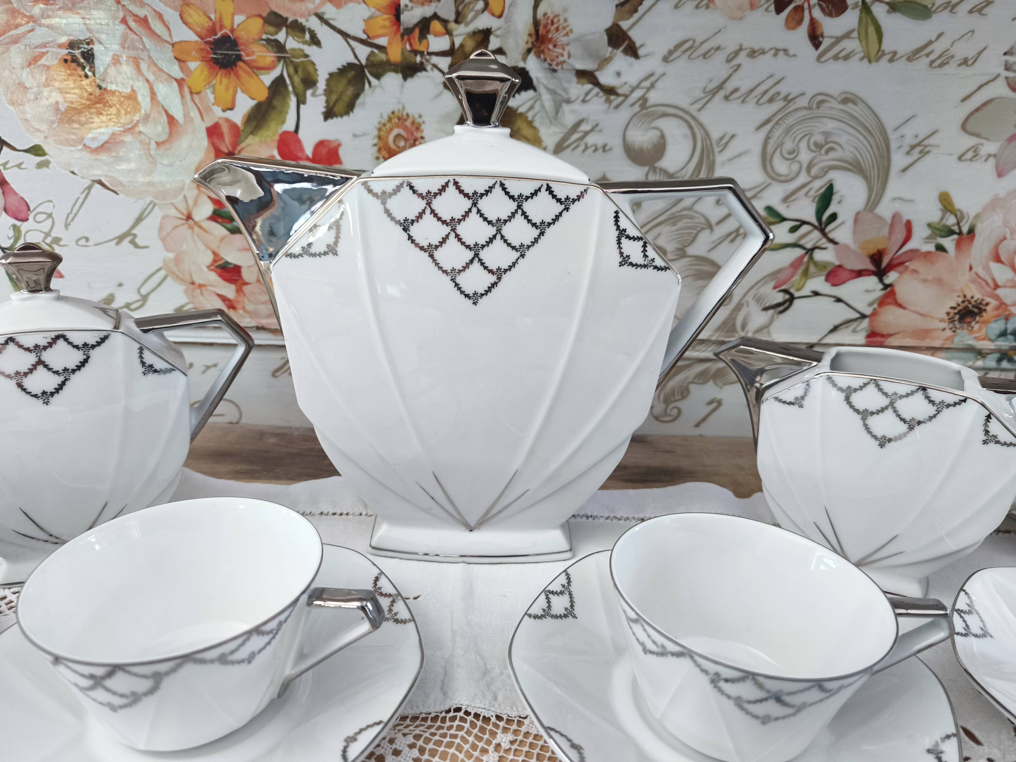 Service à café Art Déco en porcelaine blanche décor argenté