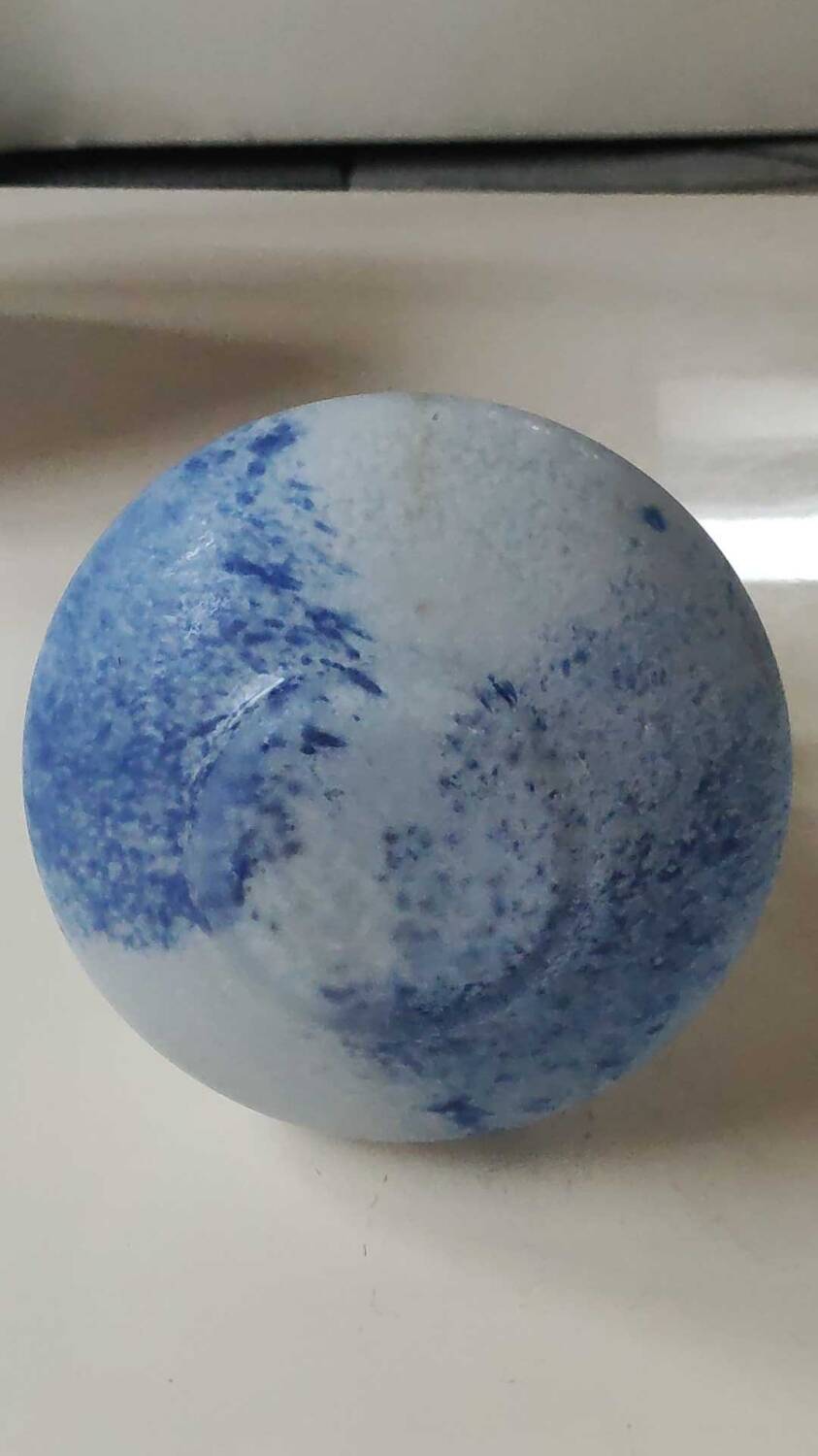 Ball-shaped floral vase, Corolle neck. Arte Murano/Kristall Mery. Blue/white speckled. Dim 23 x 15 cm
