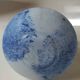 Vase floral forme boule, col Corolle. Arte Murano/Kristall Mery. Moucheté bleu/blanc. Dim 23 x 15 cm