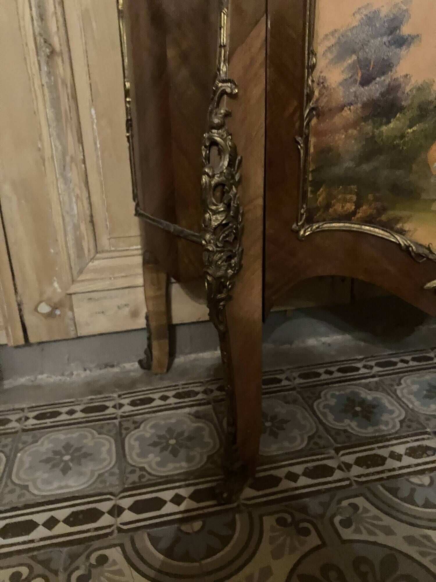 Display cabinet in Louis XV style from the late 19th century in painted wood.