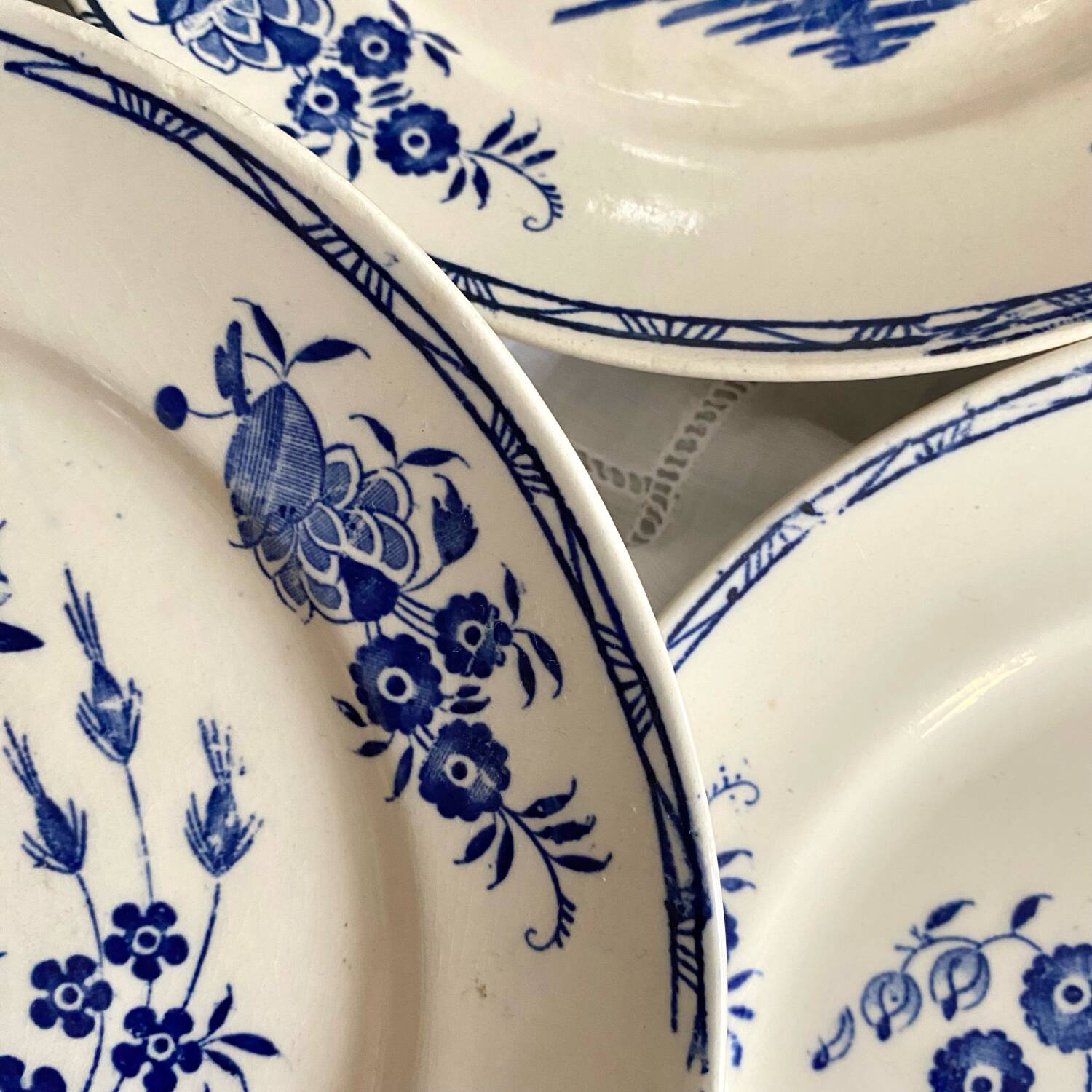 Assiettes à dessert Boch La Louvière Grand bouquet