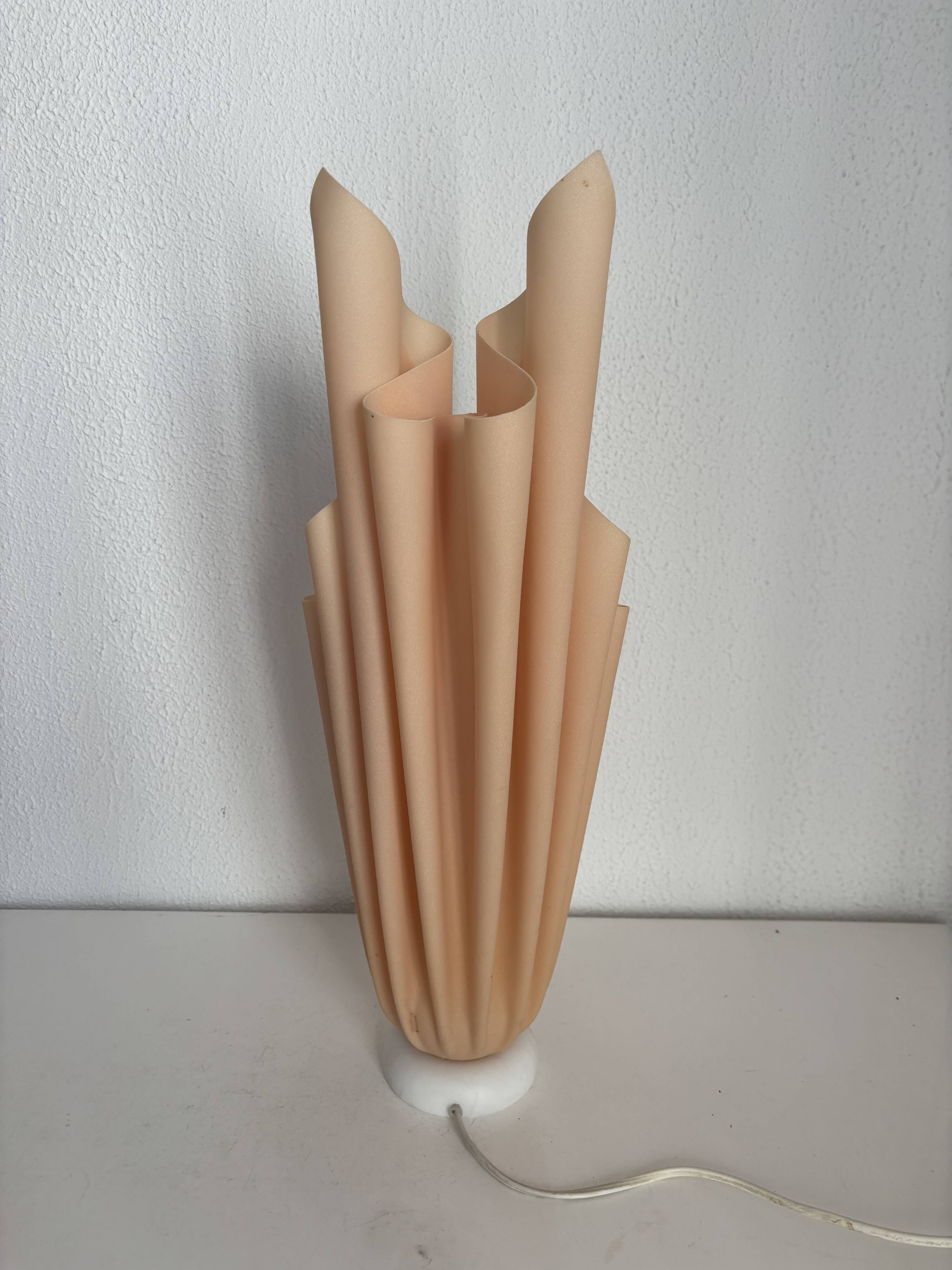 Lampe  vintage 1970 Athéna Georgia Jacob drapée saumonée - 50 cm