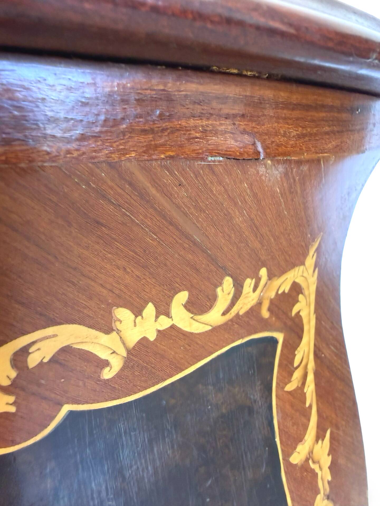 Wooden bedroom suite with inlays in mid-century Italian style, by Pacifici Prete, Rome.
