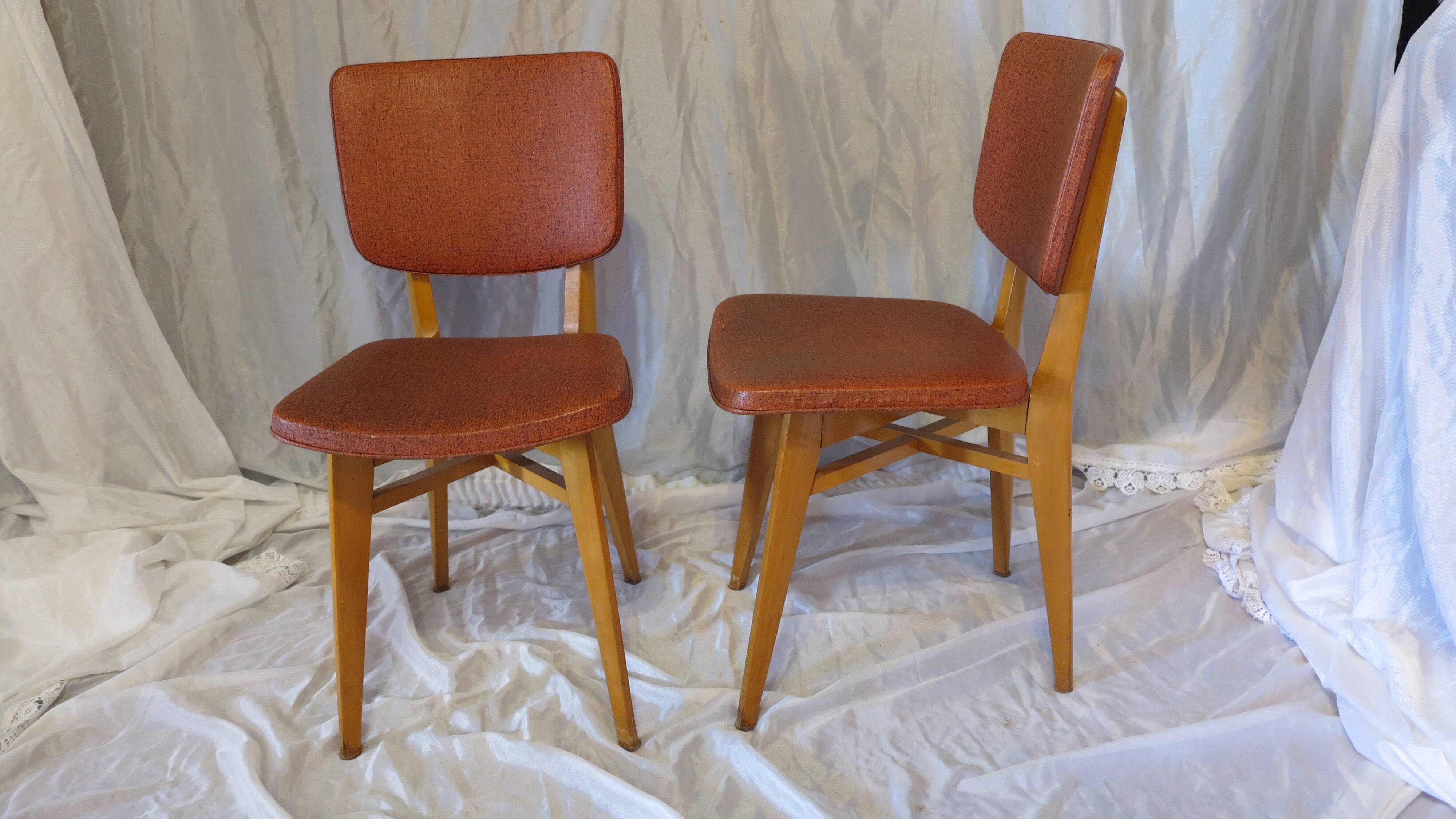 Paire de chaise skaï rouge années 50