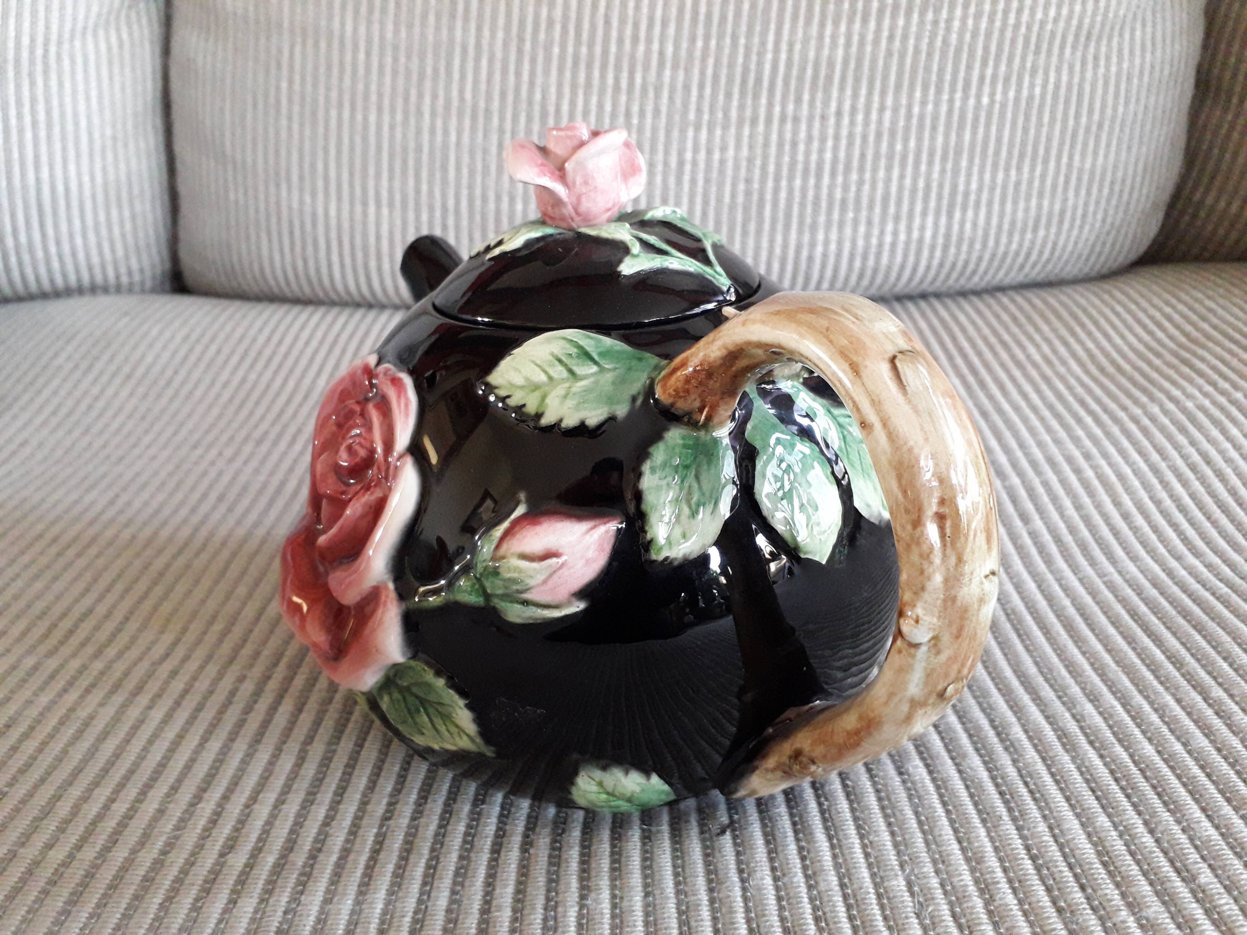 Vintage teapot in slip from the 80s
