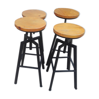 Lot of four undus bar stools adjustable