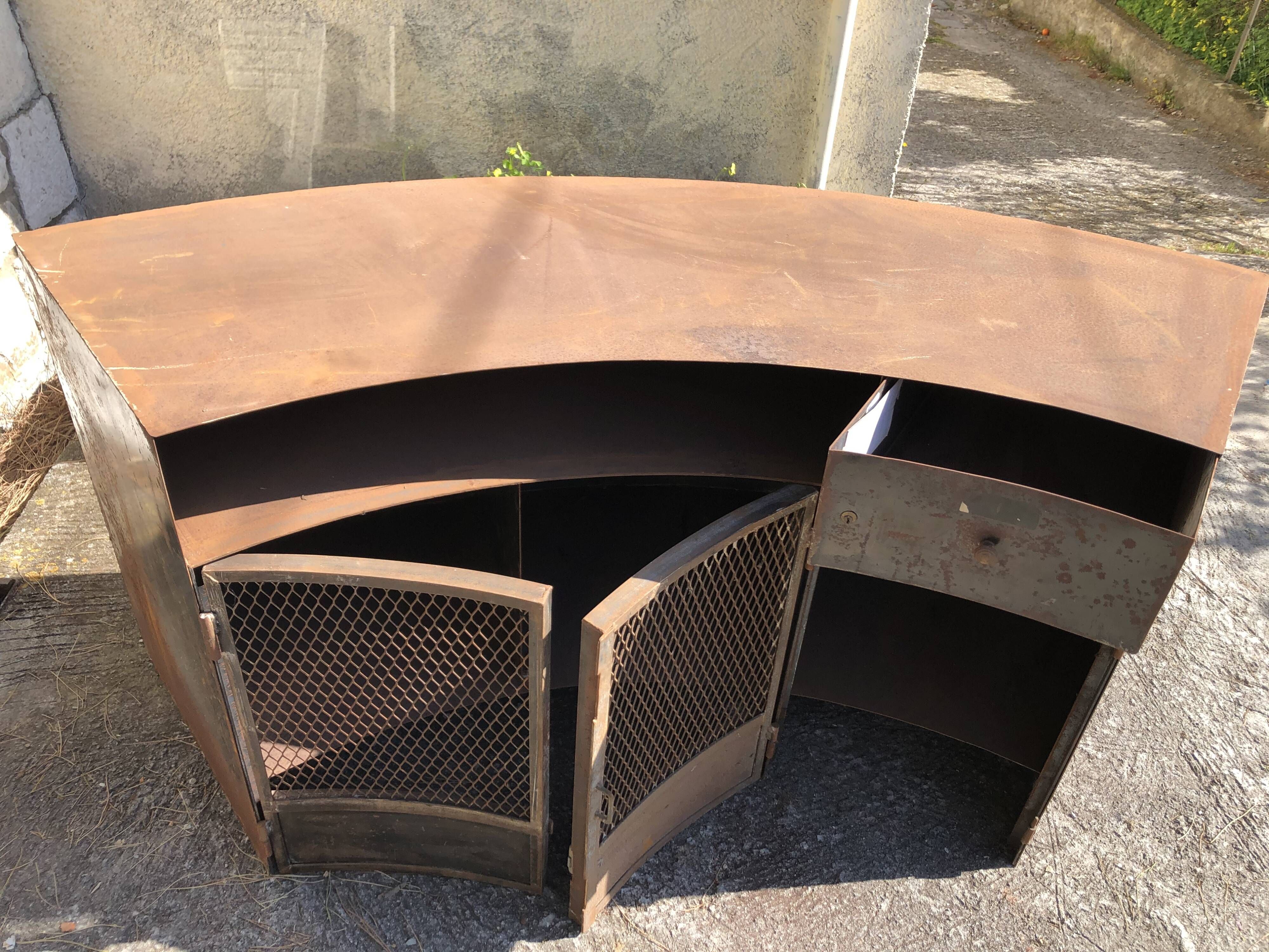 Meuble comptoir industriel en métal et fer forgé