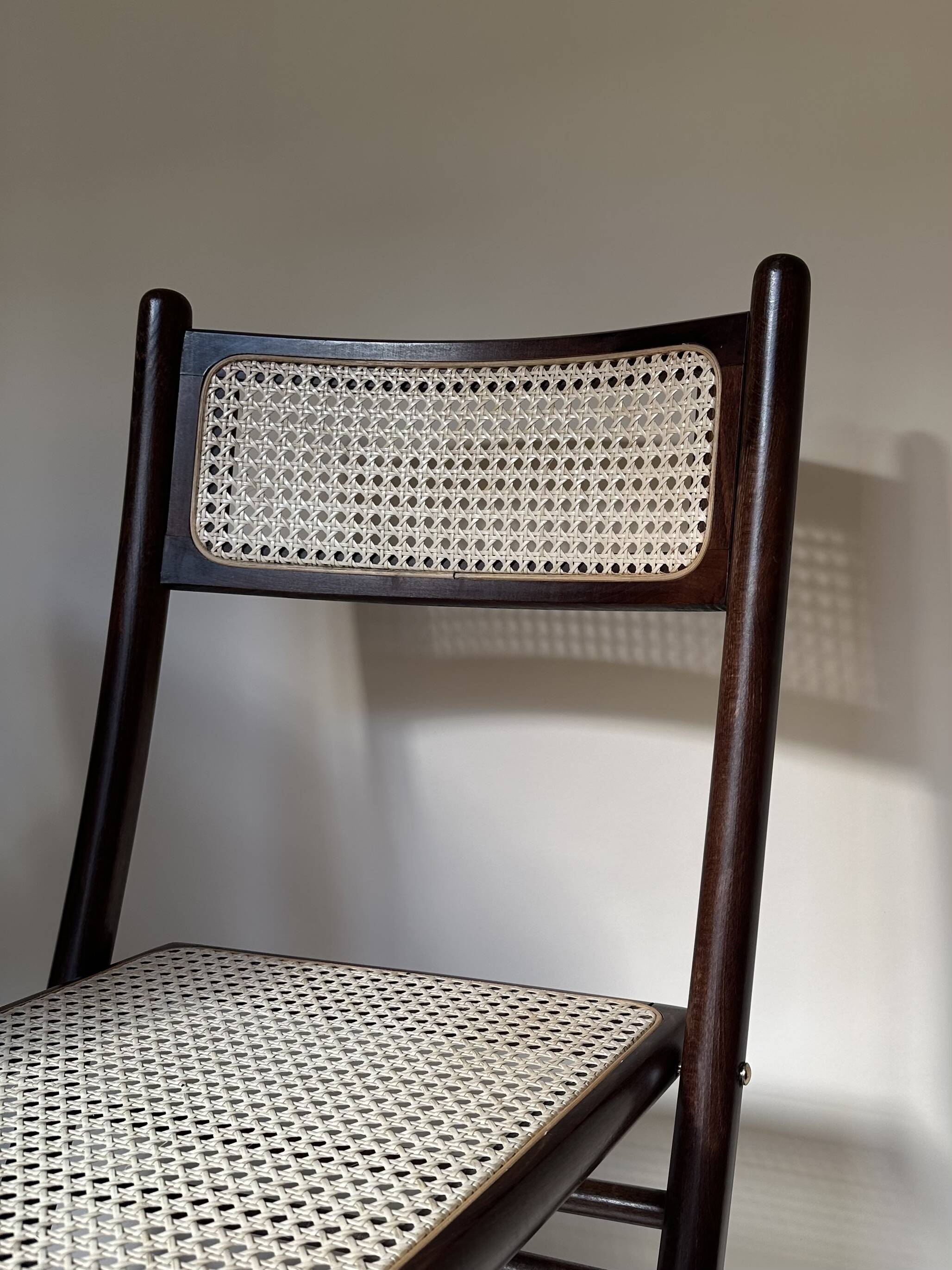 Set de quatre chaises pliantes en bois et cannage