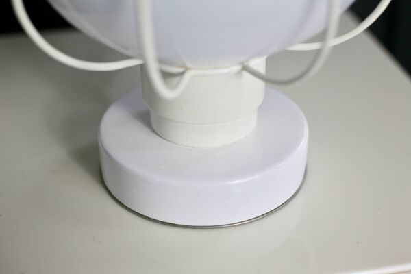 Lampe années 80, métal laqué blanc et globe verre