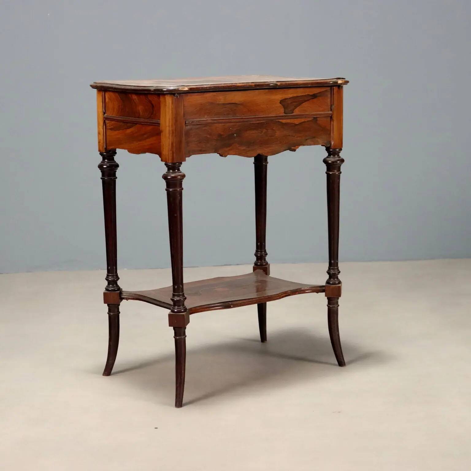 Table ancienne en essences de bois variées, Angleterre, XXe siècle