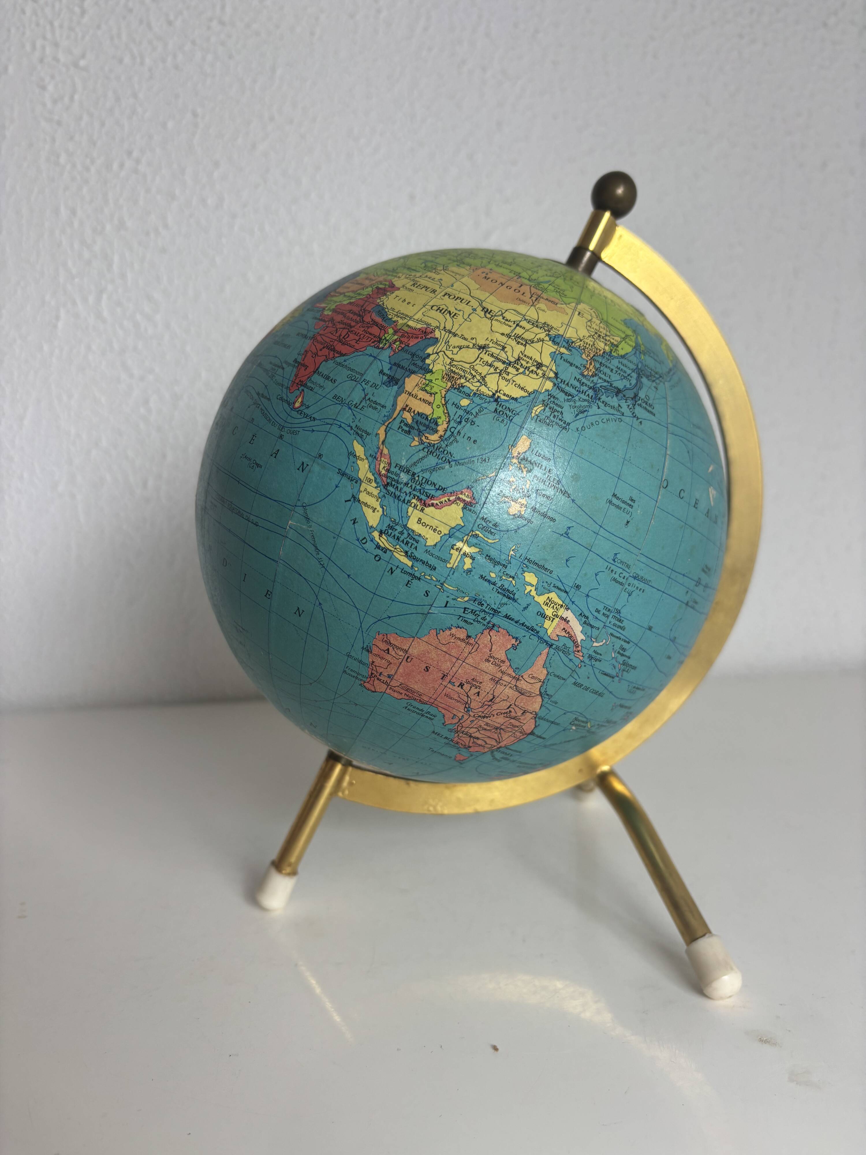 Globe terrestre vintage 1967 mappemonde dorée tripode Taride - 23 cm