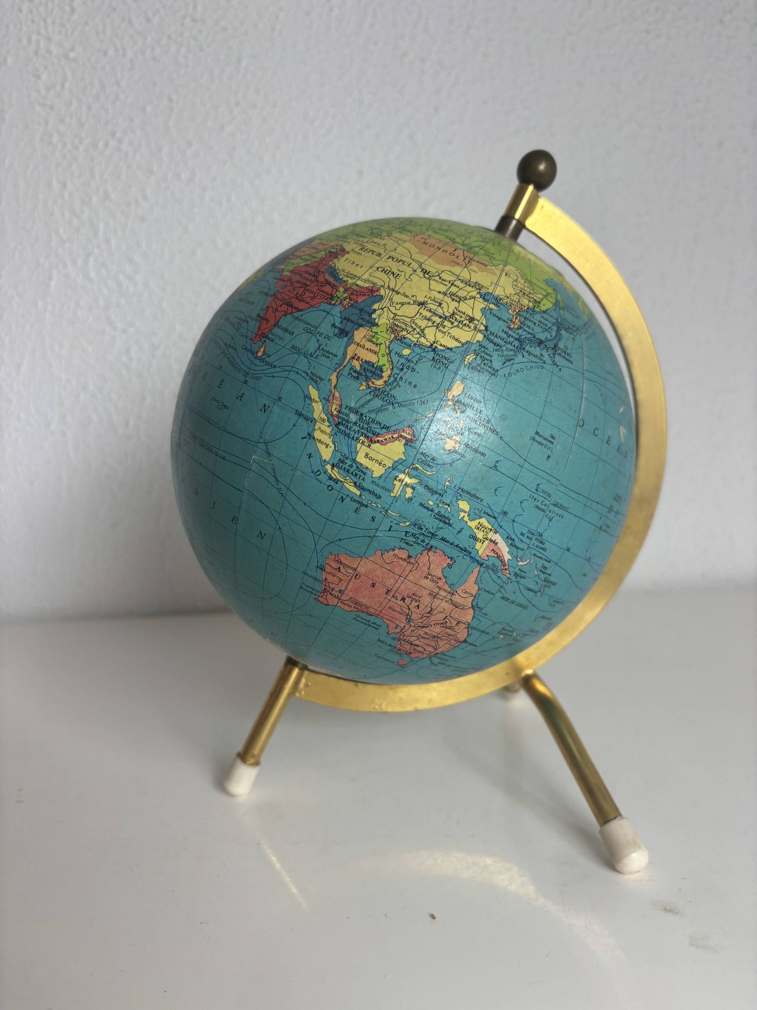 Globe terrestre vintage 1967 mappemonde dorée tripode Taride - 23 cm